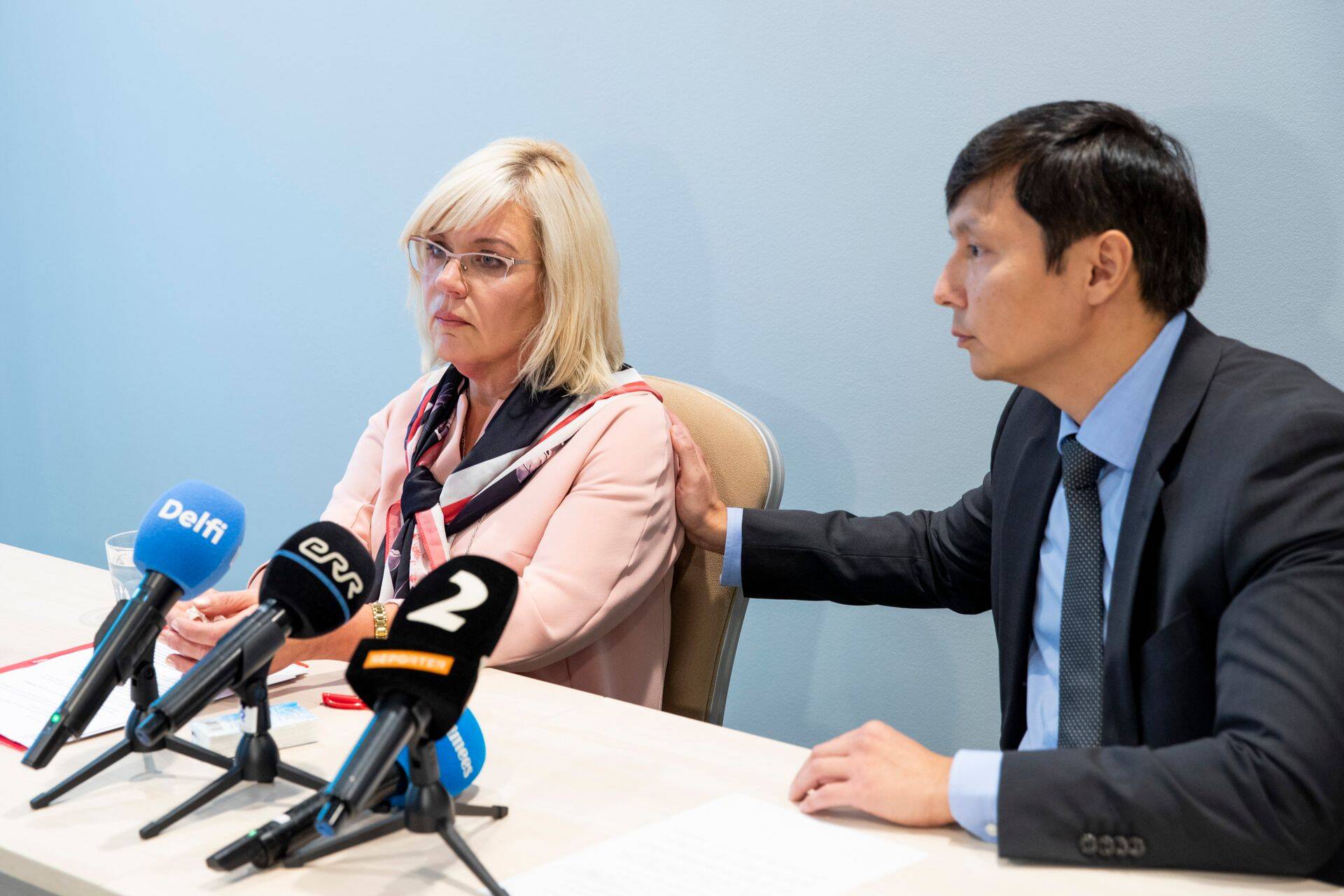 Abilinnapea Eha Võrk (vasakul), keda toetas pressikonverentsil linnapea Mihhail Kõlvart.