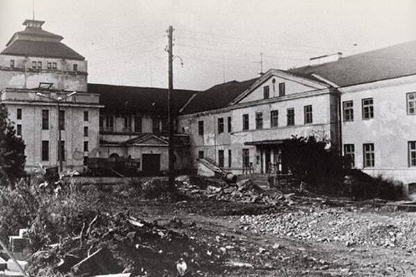 Kloostri täpsema asukoha tegid kindlaks Rakvere Teatrimäe päästekaevamised, mis algasid Toivo Ausi juhtimisel 1989. aastal ja lõppesid 1991. aastal. Nüüd me teame, et Rakvere teatri parkla maa-aluses osas on säilinud kloostri müürid, mis on laotud paekivist. Kaevamiste käigus leiti ka osa kloostri kalmistust. Kalmistu täpsemad piirid said selgeks 1994. aastal Peeter Talvari juhatamisel toimunud arheoloogilistel kaevamistel. © Rahvusarhiivi filmiathiiv