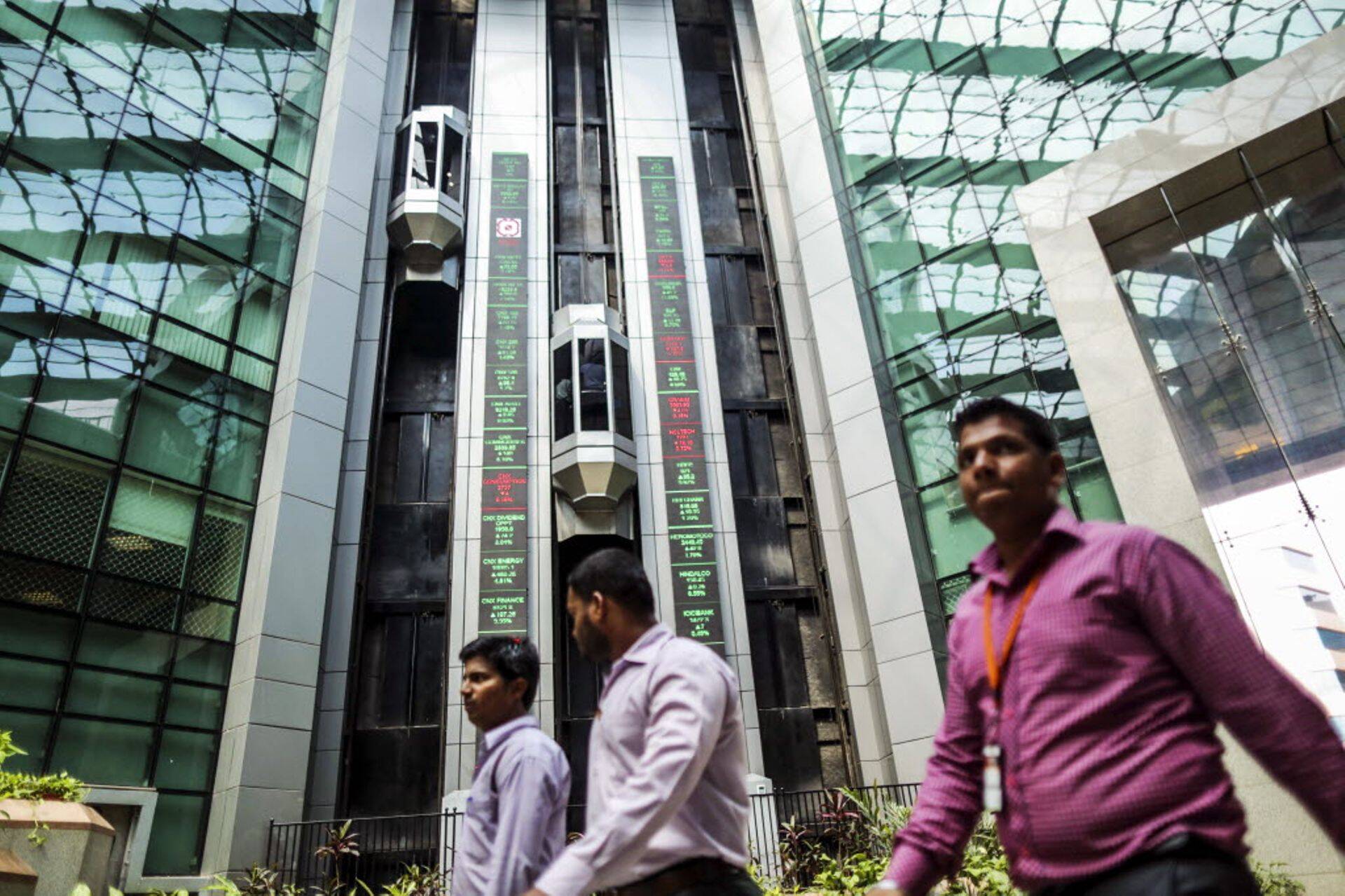 India börsi töötajad elektroonse tabloo ees