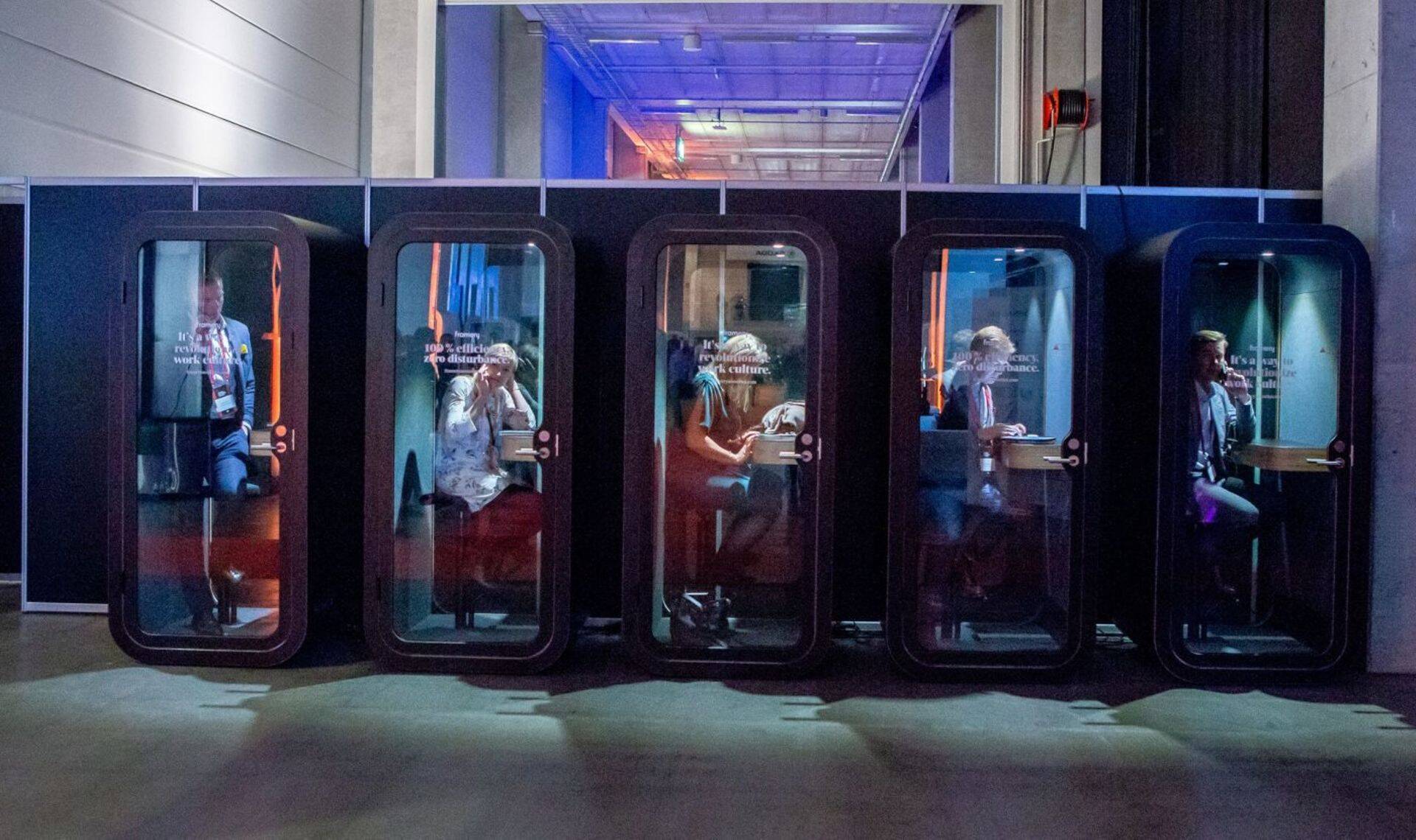 Акустические боксы Framery станут футуристическим акцентом в интерьере любого офиса