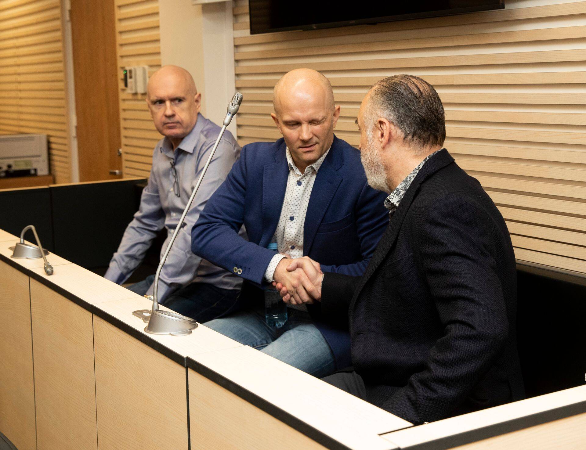 Hotelli- ja restoraniärimehed ning kuritegeliku organisatsiooni juhtimises süüdistatavad Hubert Hirv (vasakul), Pavel Gammer (paremal) ja samasse organisatsiooni kuulumises süüdistatav Ardo Vilbre (keskel) ilmusid taas kohtusaali.