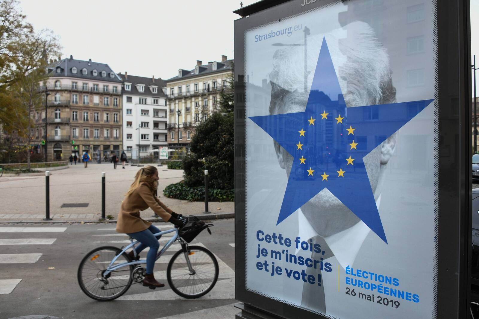 Euroopa Liidu ja Donald Trumpi vastuolulised suhted on jõudnud ka plakatikunsti. Strasbourgis tehtud fotol on 2019. aasta Euroopa Parlamendi valimistele kutsuv plakat kirjaga “Seekord registreerun ja hääletan”, taustal Trumpi portree.