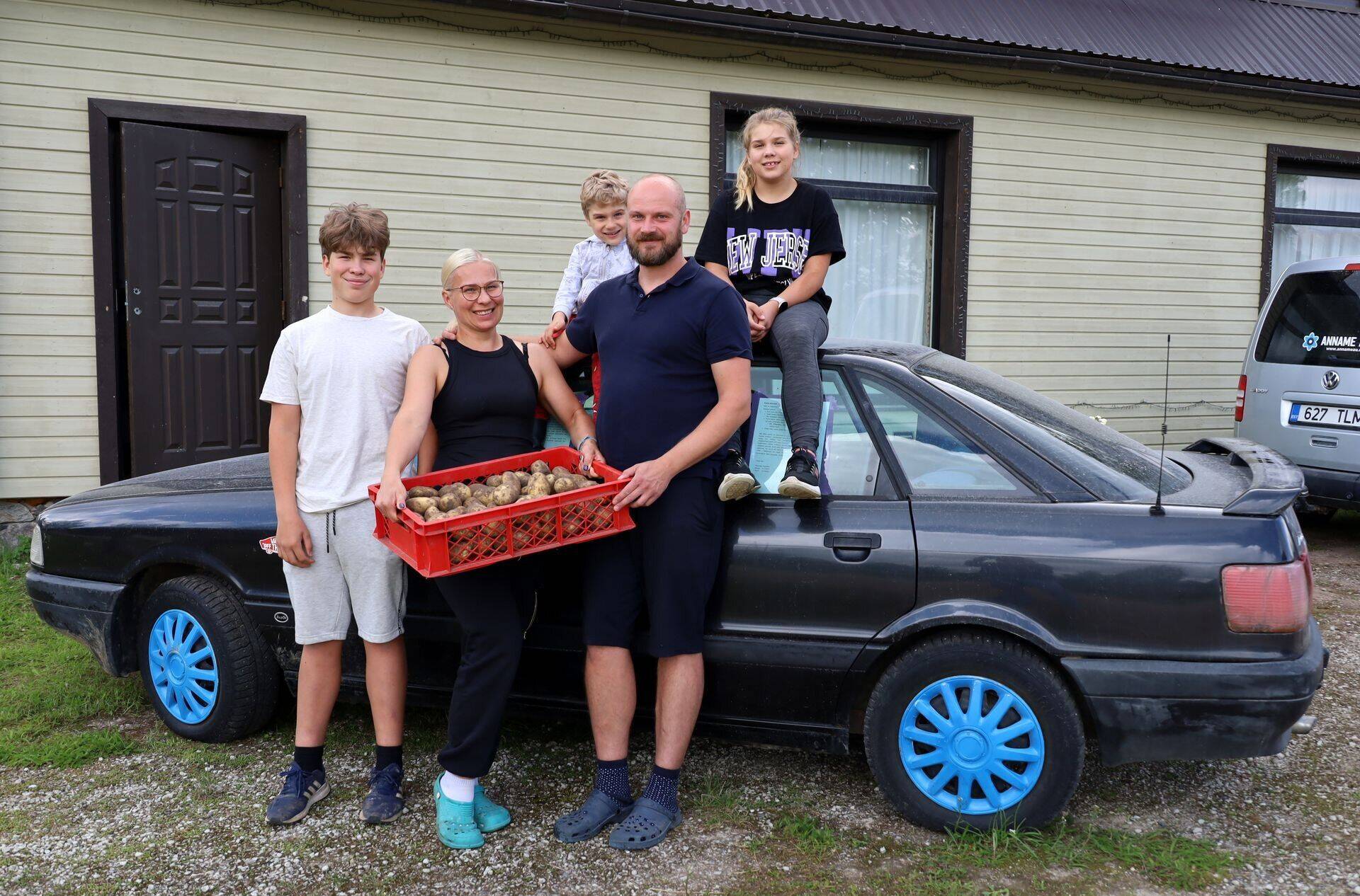 Perekond Vaarma Pikeveres oma uhke kartuli Audi taustal, millest on saanud kartulimüügi iseteeninduspunkt.