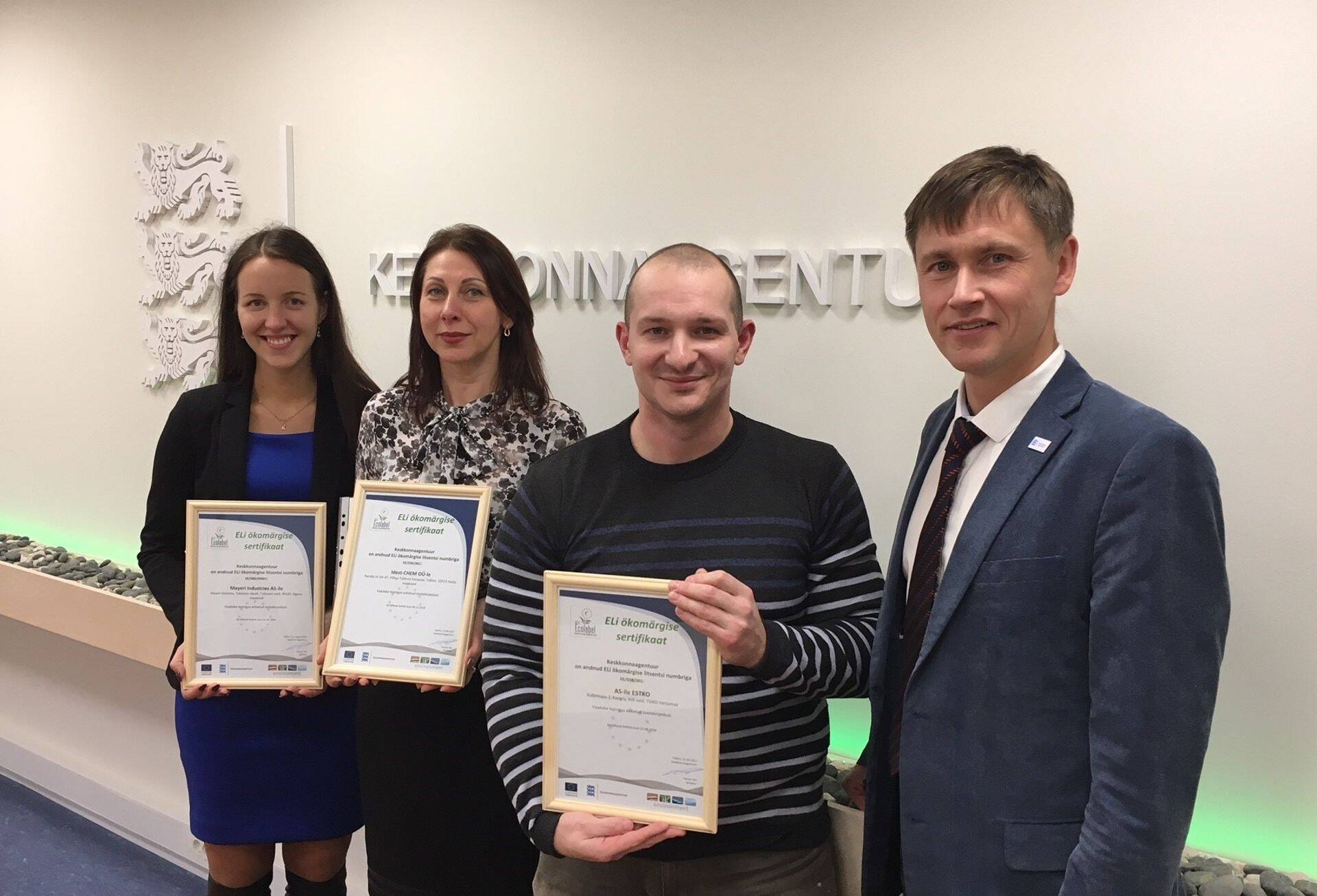 Pildil: Euroopa Liidu ökomärgise sertifikaadiomanikud: Mayes Industries (esindaja Dagmar Kork), Idest-CHEM (esindaja Inna Slogis) ja Estko (esindaja Dmitri Vorobjov). Neile andis sertifikaadid üle Keskkonnaagentuuri direktor Taimar Ala.