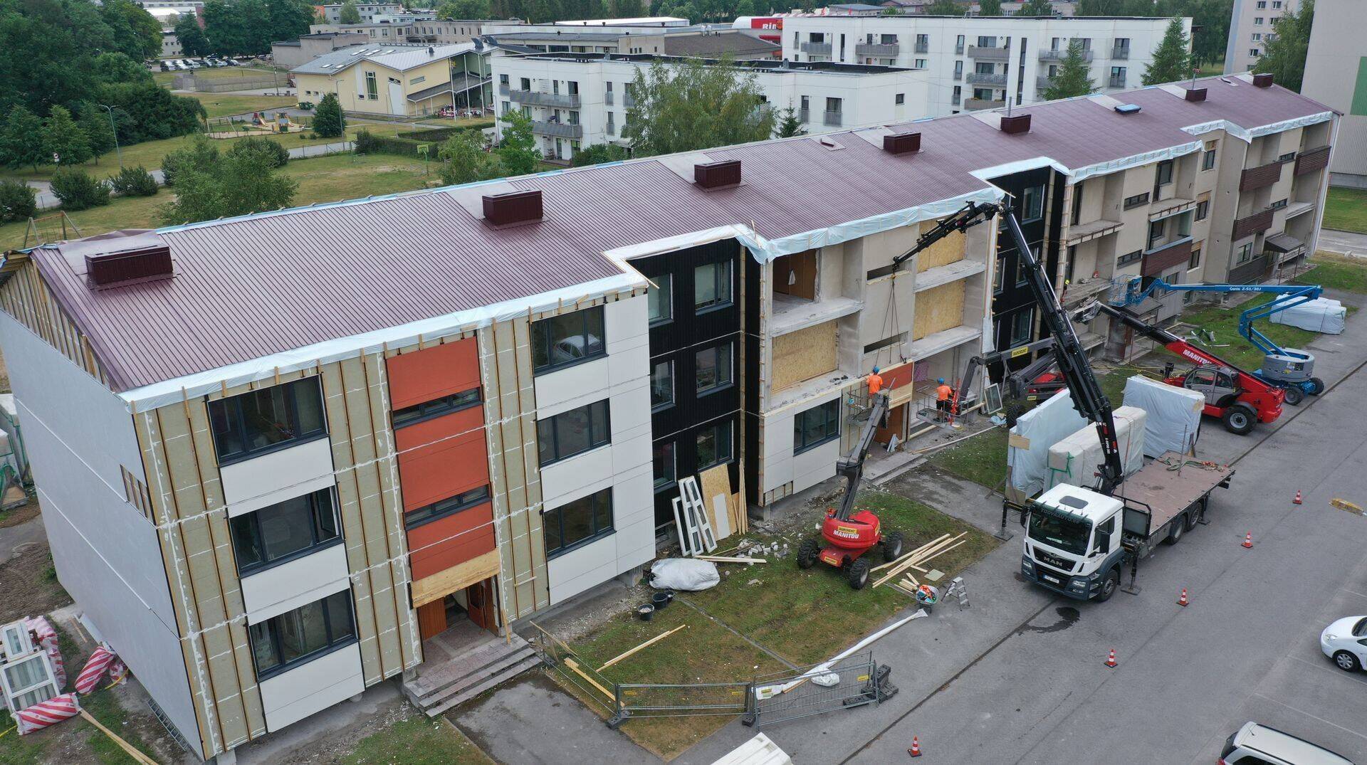 Kortermaja tehaseline renoveerimine tähendab seda, et tehases tehakse valmis paneelid, mis kinnitatakse maja külge. Pildil pilootprojekt Sauel.