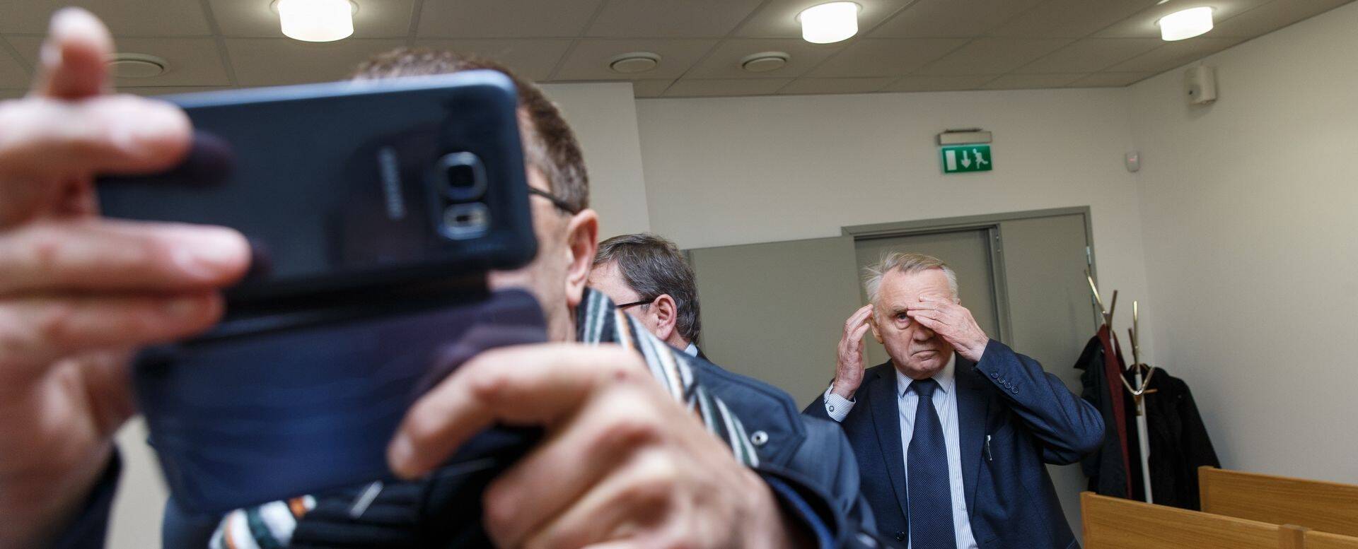 Peipsi kalakuningaks tituleeritud Paul Kärberg eelmisel aastal kohtus end fotograafi eest peitmas. Kärbergi süüdistatakse PRIAlt toetuste väljapetmises.