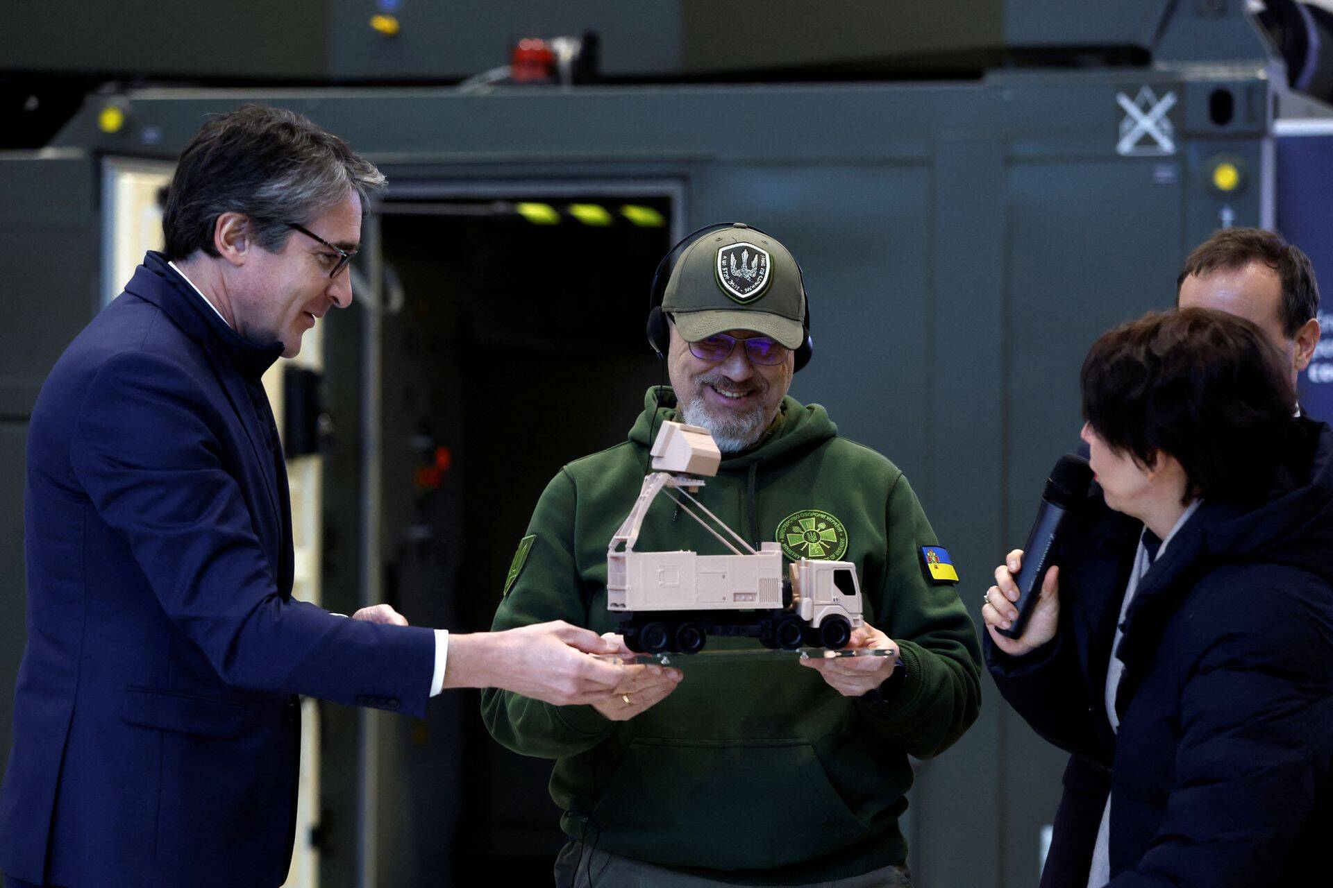 Prantsusmaa annab ühe Thalese toodetud õhutõrjeradari Ukrainale. Vasakul Thalese tegevjuht Patrice Caine, keskel Ukraina kaitseminister Oleksi Reznikov.