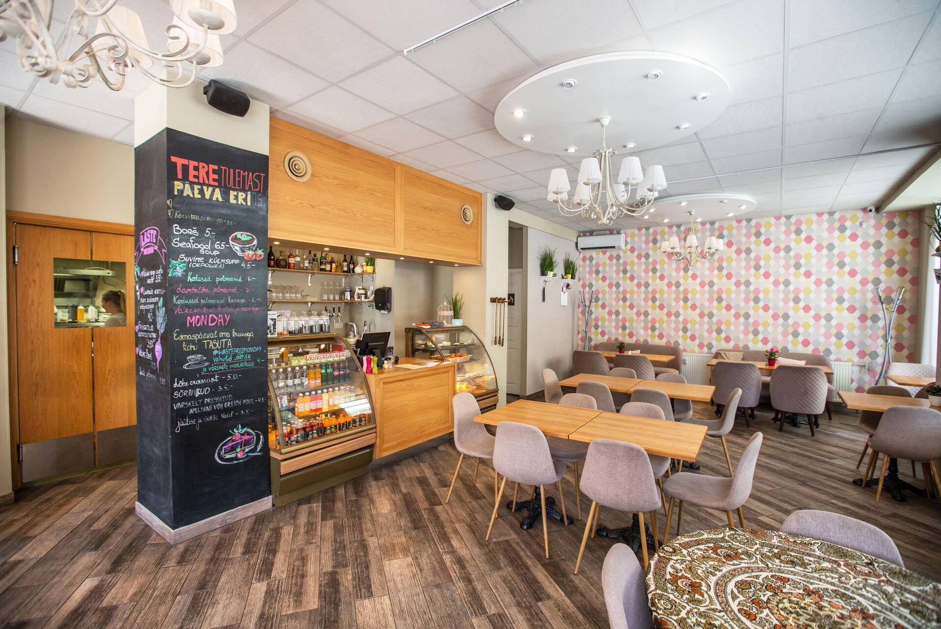 Nagu väiksematel söögikohtadel kombeks, on ka Ragú hübriid ehk kohvik-resto.