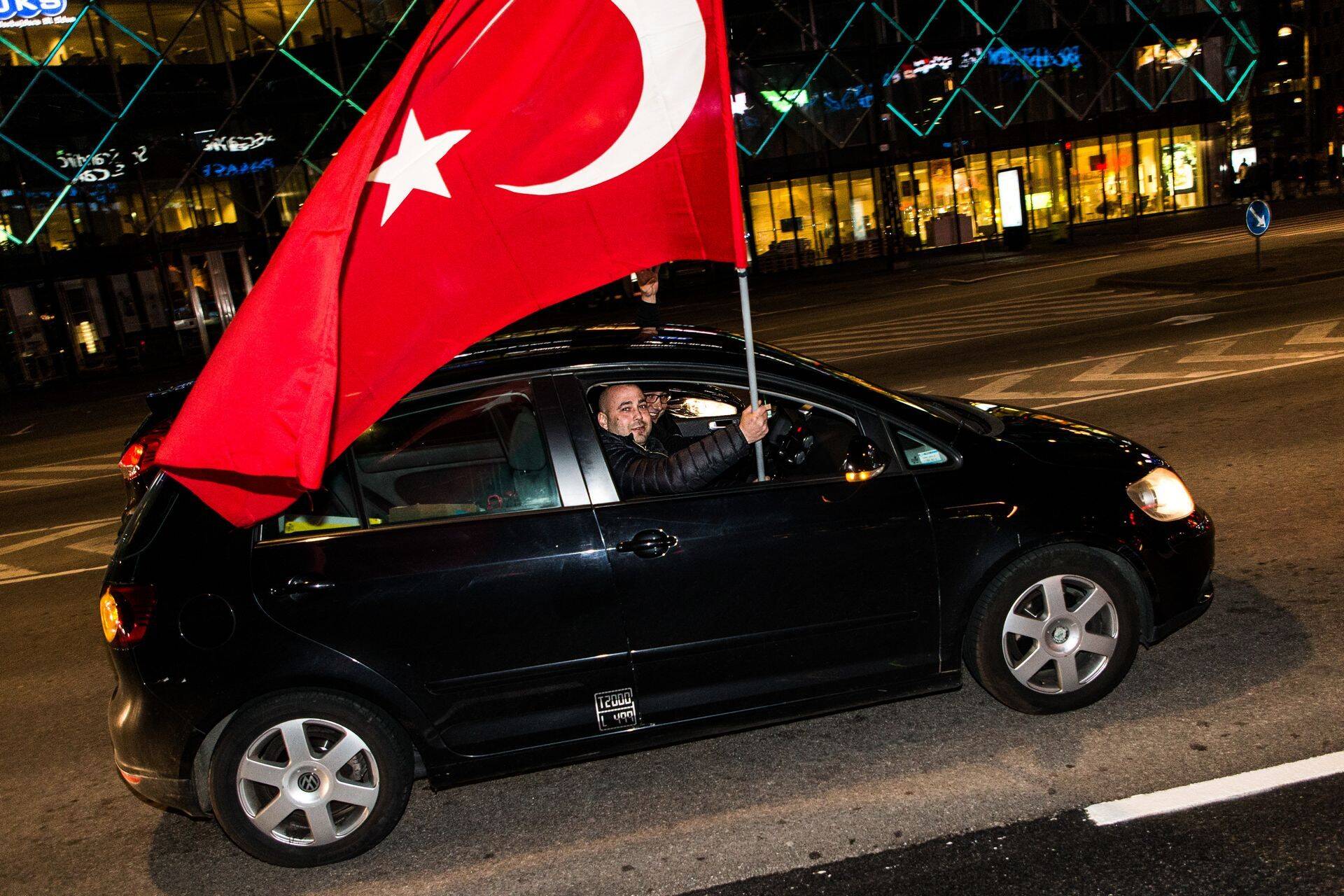 Türgi referendumi tulemusena saab praegune president Recep Tayyip Erdogan oluliselt suuremad volitused. Investorid reageerisid referendumi tulemustele aktiivse kauplemisega.