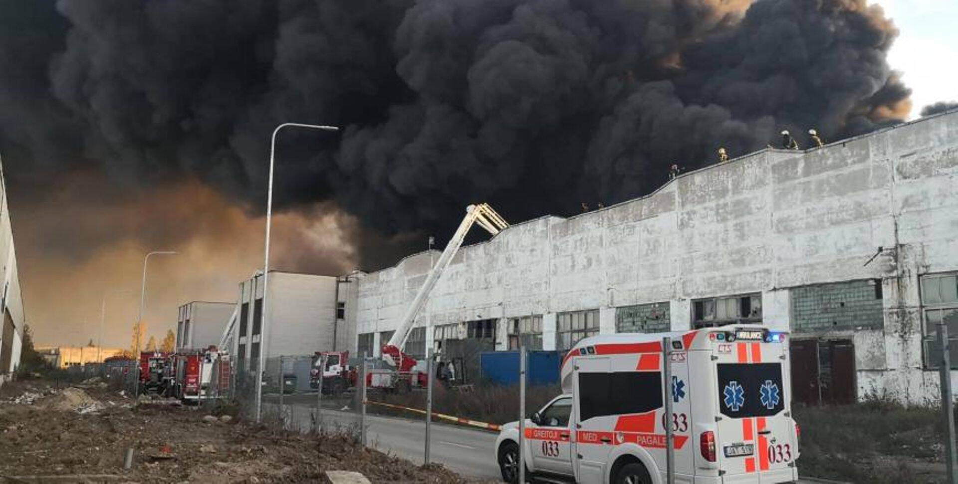 Möödunud nädalal Alytuse tööstuspiirkonnas alanud tulekahju kestab siiani.