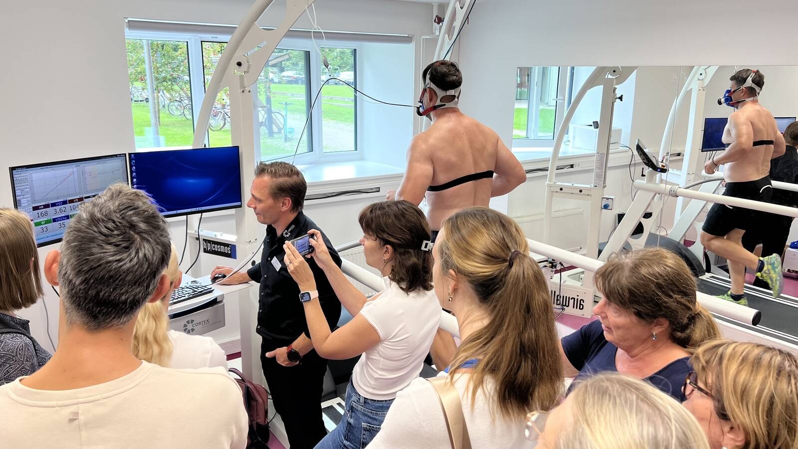 Uues liikumislaboris on kõnni- ja jooksurada koos keharaskust vähendava süsteemiga, mis võimaldab ka kõrge kukkumisriskiga patsientide turvalist kõnnifunktsiooni analüüsi aga ka treeningut.