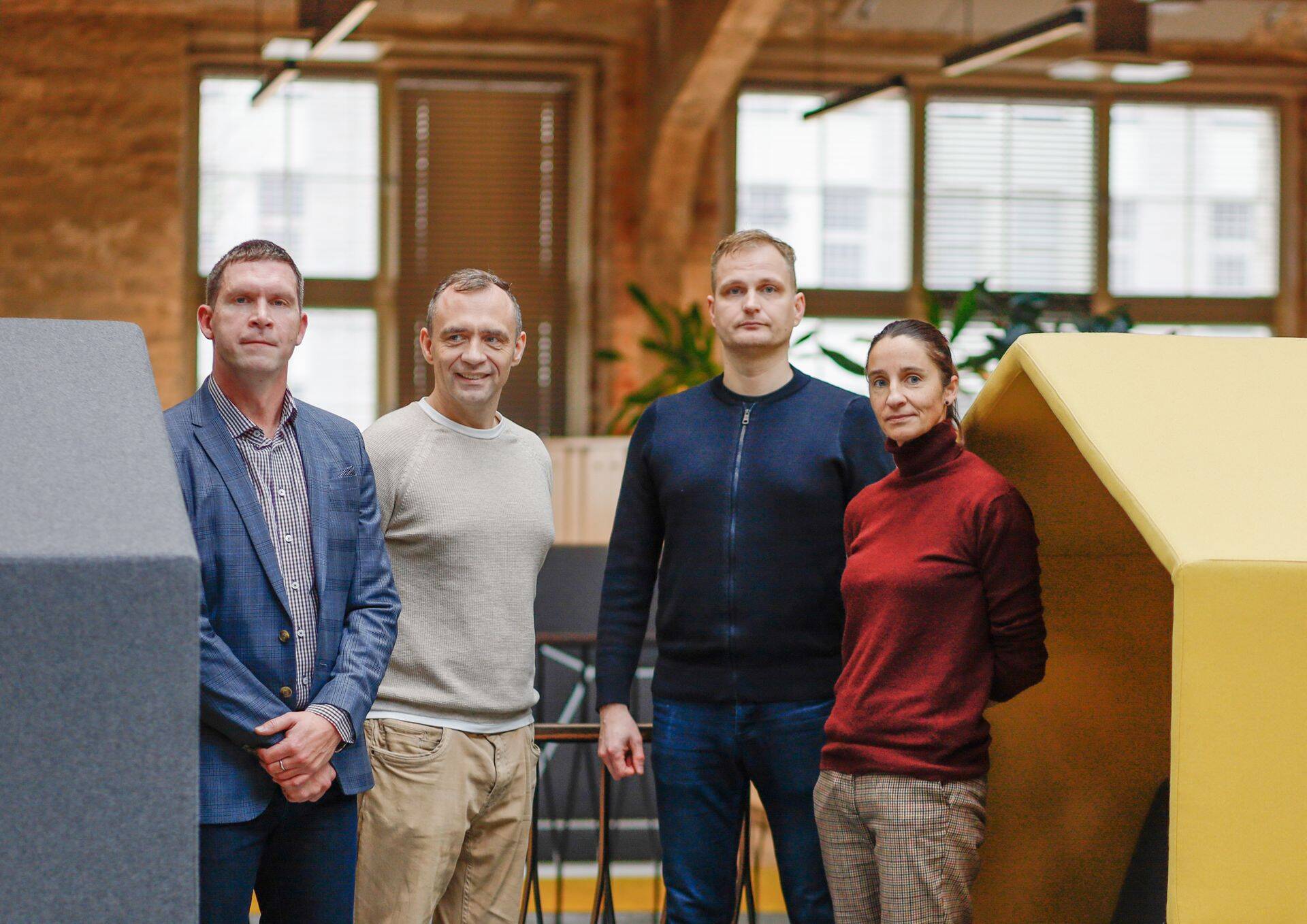 Saate "Finantsuudised fookuses" külalised. Luminori äripanganduse juht Marjan Savtšenko (vasakul), saatejuht Paavo Siimann, masinaehitusettevõtte Welmet juhatuse liige Märt Lehtsalu ja majandus- ja kommunikatsiooniministeeriumi majandusearengu asekantsler Sille Kraam.