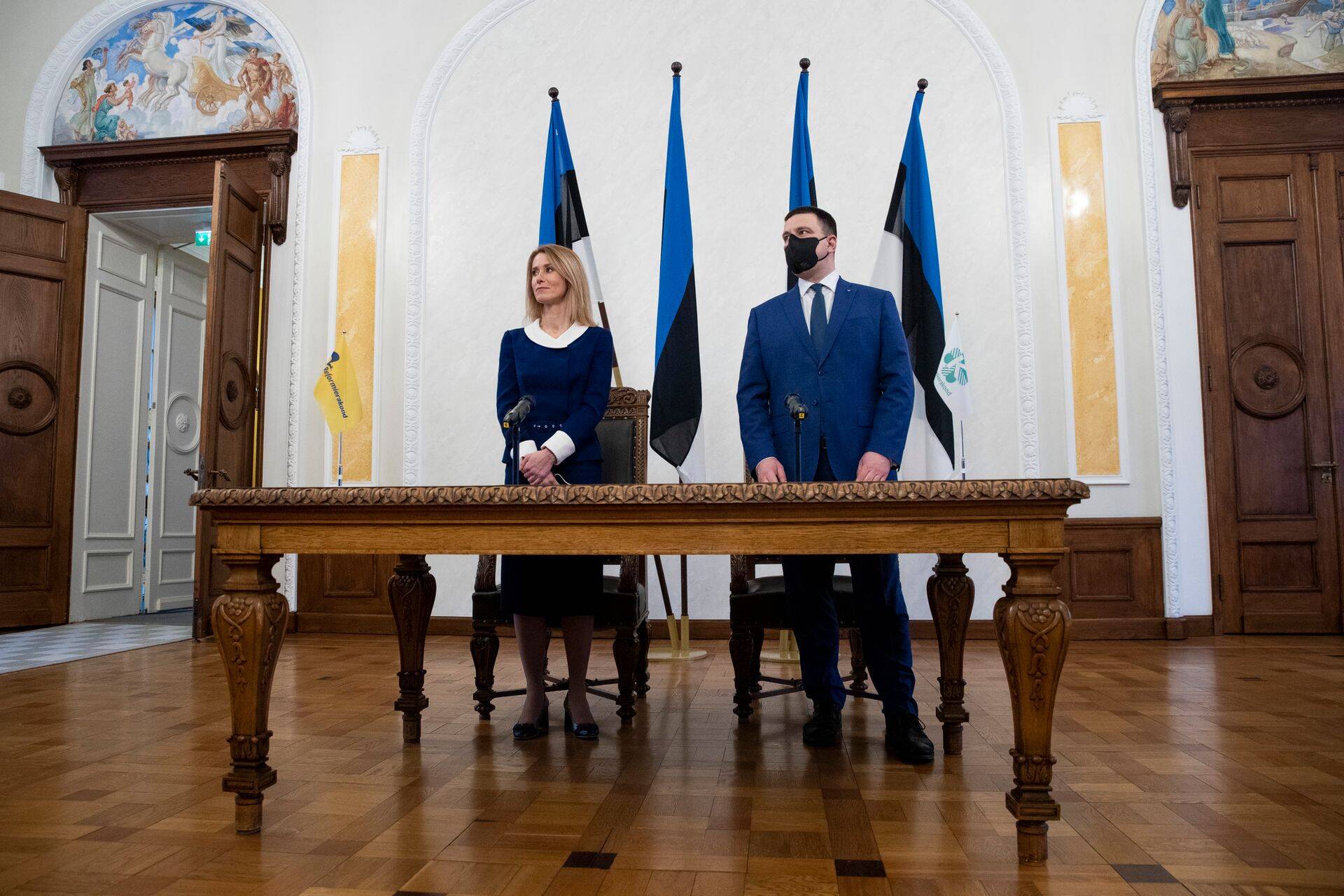 Reformierakonna juht Kaja Kallas ja Keskerakonna juht Jüri Ratas koalitsioonileppe allkirjastamisel.