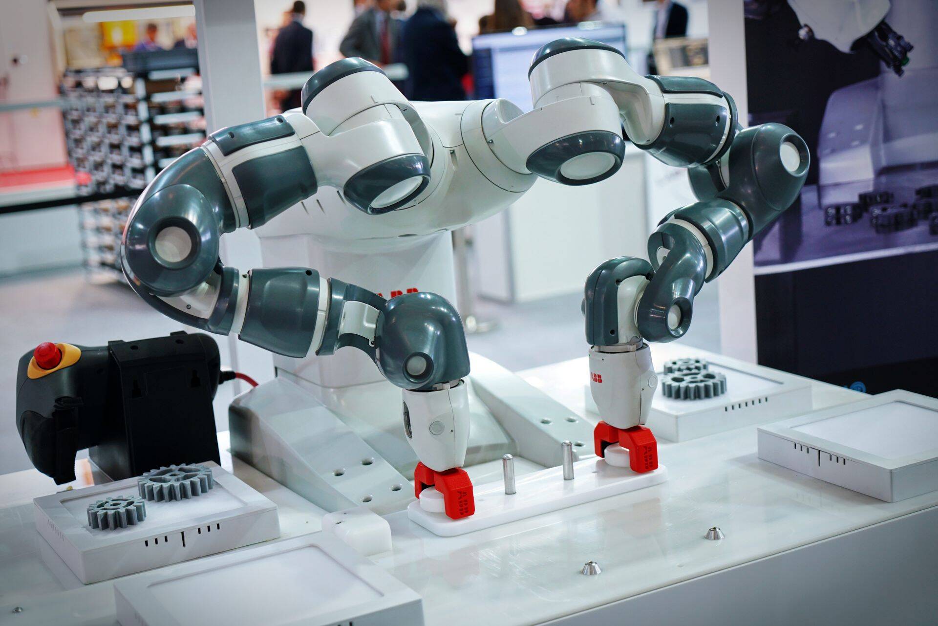 TalTech ja ABB värskendasid kolmapäeval koostööletepet, oma allkirja andis leppele ka ABB koostöörobot YuMi®.