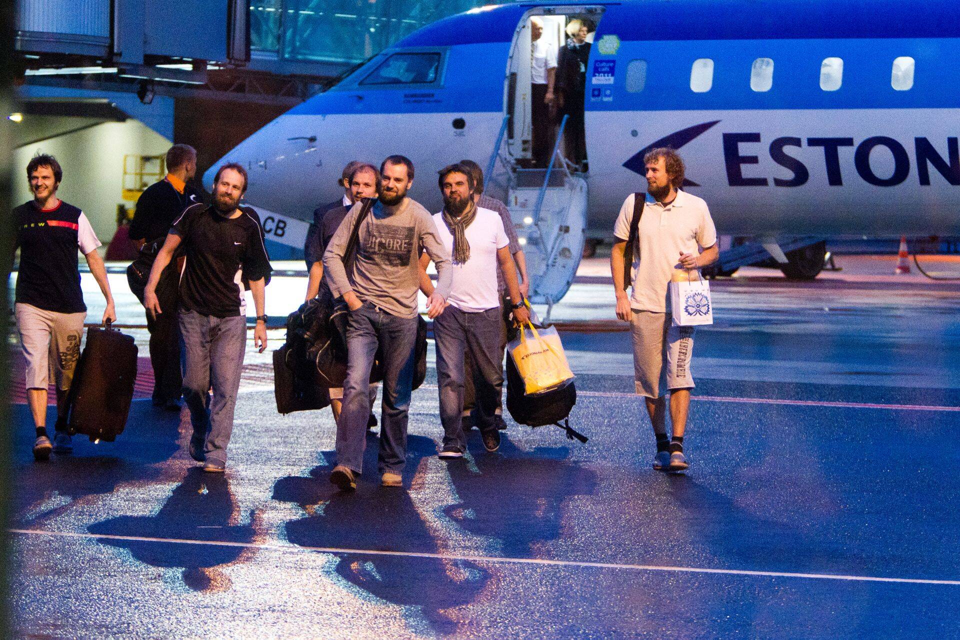 Estonian Airi erilennuk, pardal Liibanonis röövitud ja ligi neli kuud pantvangis veetnud Eesti jalgratturid, maandus Tallinna lennuväljal 2011. aasta juulis. Meestele tuli lennujaama vastu palju sugulasi ja sõpru.