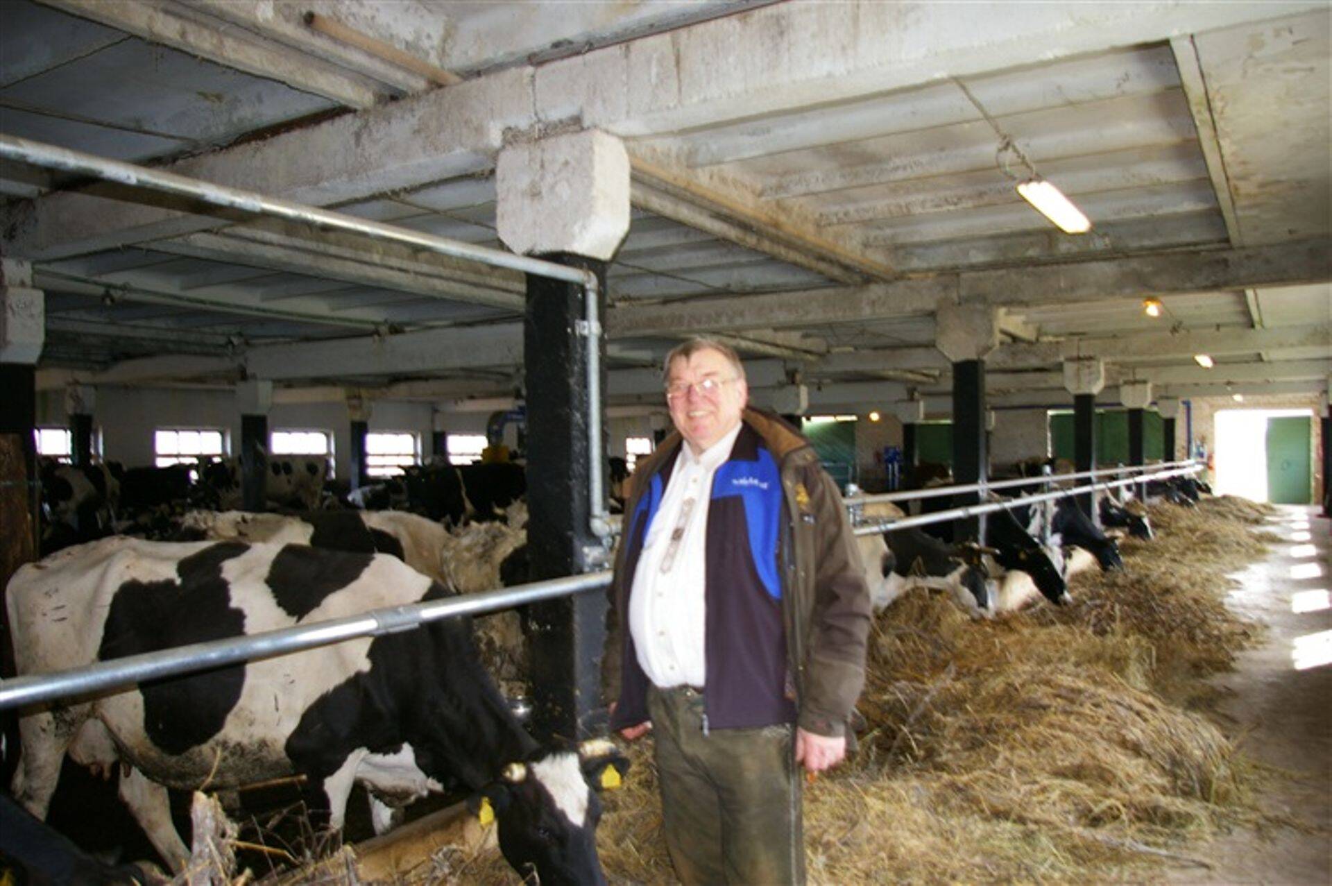 Juhan Särgava uut lauta näitamas.