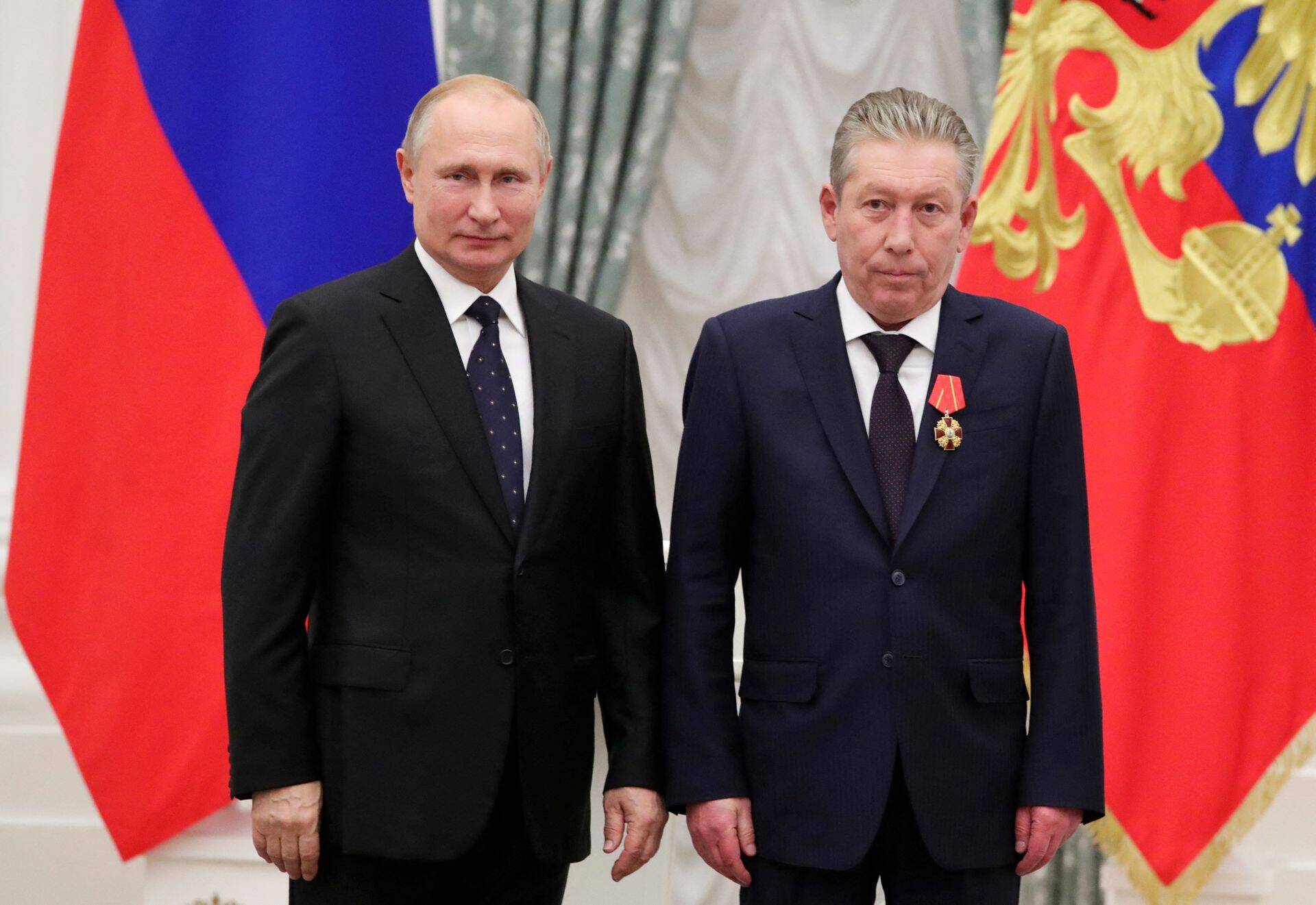 Президент России Владимир Путин и первый исполнительный вице-президент «ЛУКОЙЛ» Равиль Маганов на церемонии награждения в Москве.