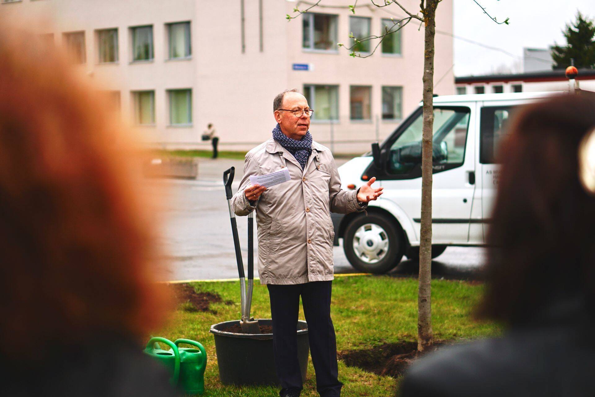 Ektaco juhatuse esimees Kaido Jelle firma 30. sünnipäeva puhul Tallinnas Tehnopolis puud istutamas.
