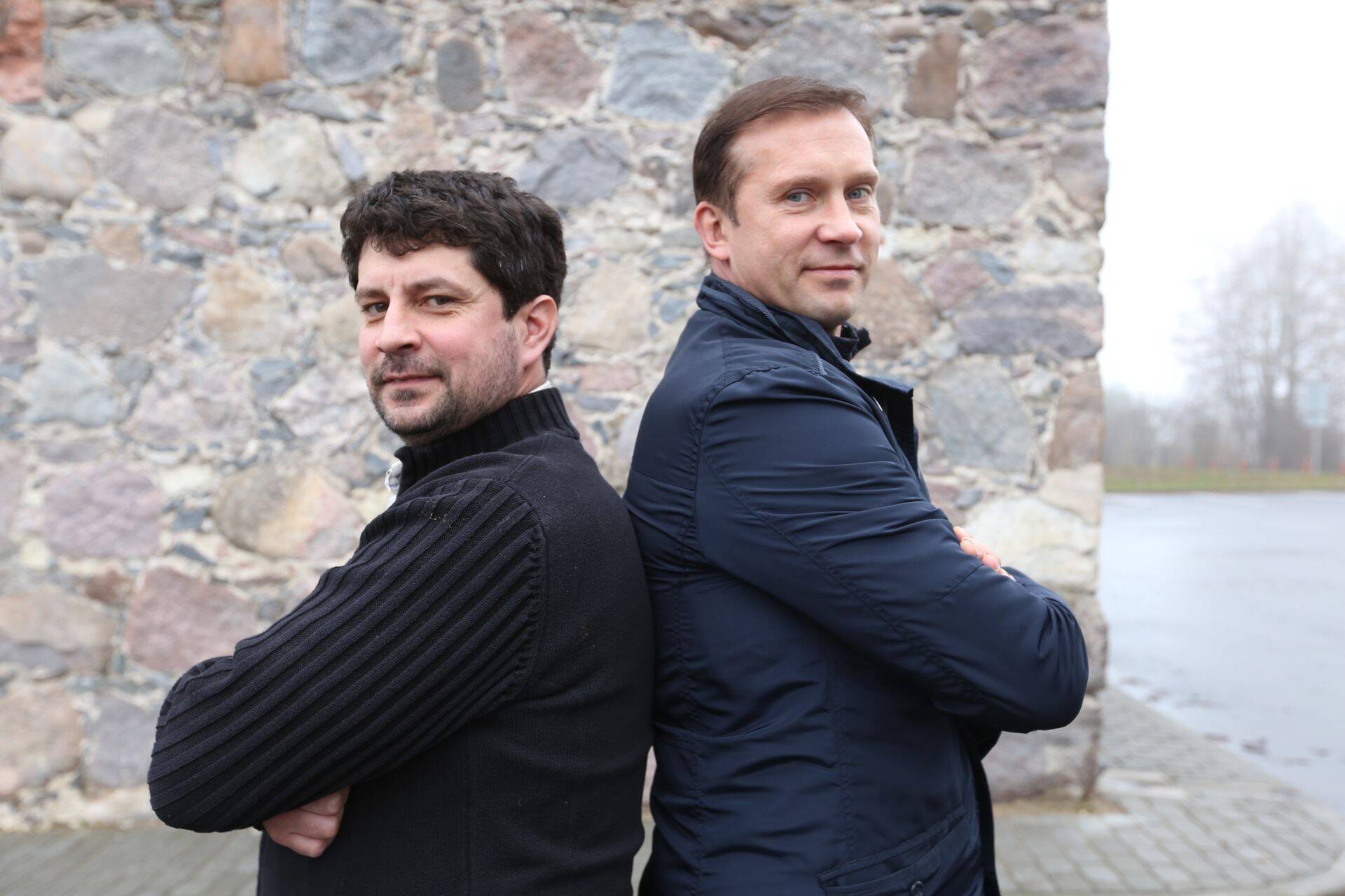 Lapsepõlvesõbrad Andrus Sibul (vasakul) ja Marek Saksing panid 11 aastat tagasi seljad kokku ja asutasid looduskive tarniva ning paigaldava OÜ Kivikuvand.