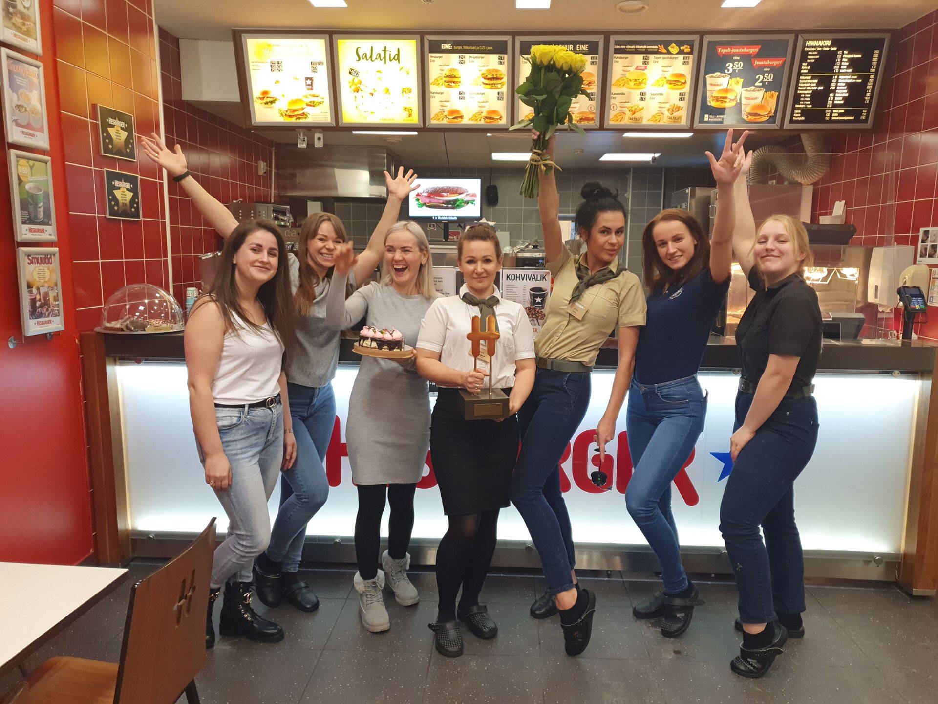 Võidukas Hesburgeri meeskond Kohtla-Järvelt, keskel restorani juhataja Jelena Stunder (hoiab käes auhinda).