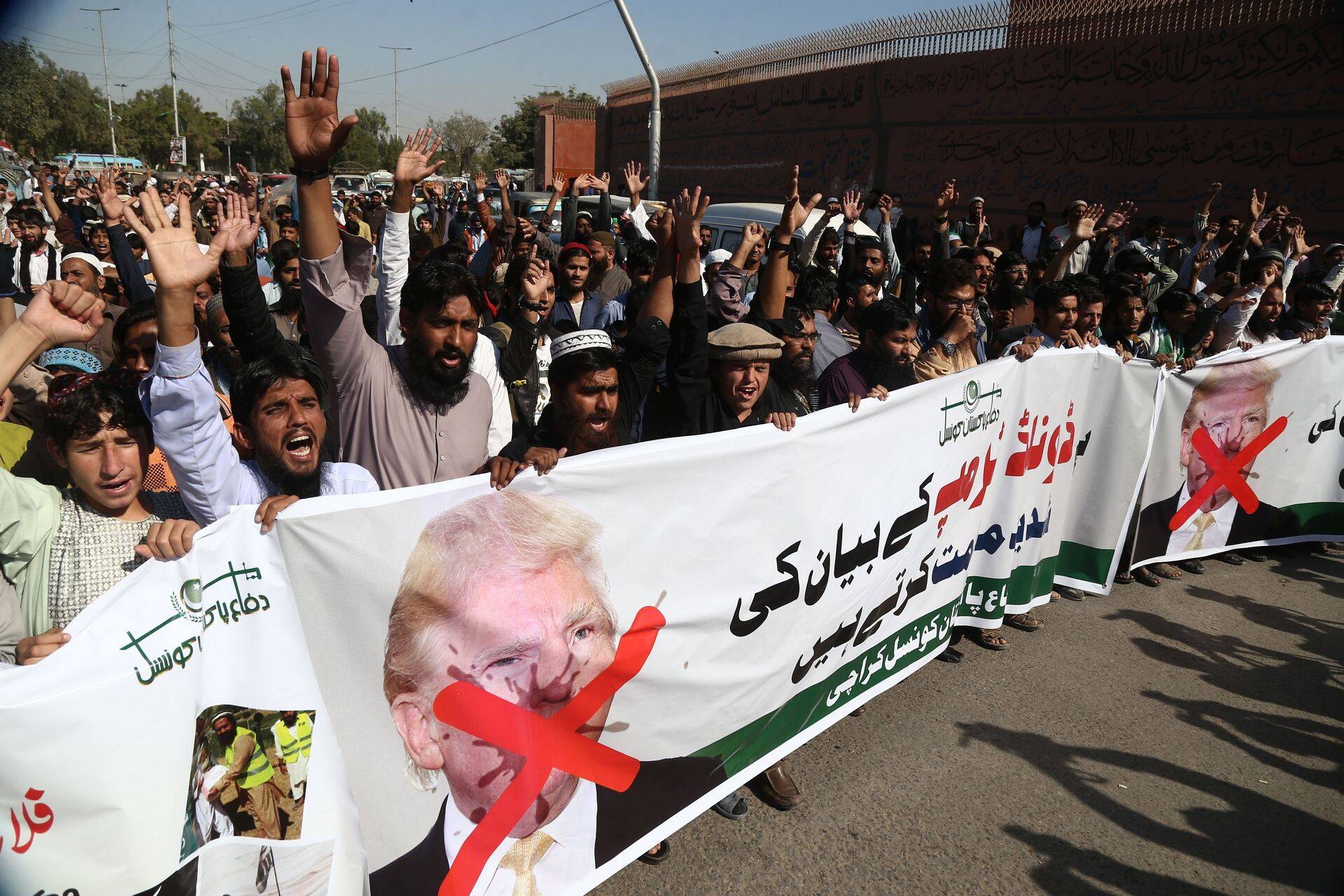 Meeleavaldusel Pakistanis Karachis kanti loosungeid, millel oli kinniteibitud suuga Donald Trump ning kiri: mõistame teravalt hukka Donald Trumpi avaldused.