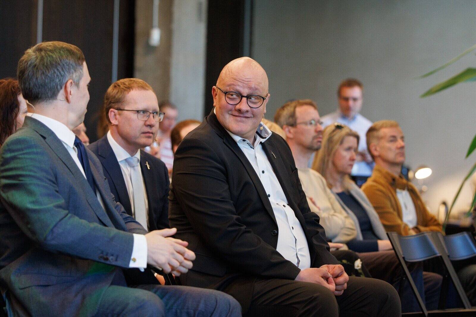 Член правления и финансовый директор Enefit Green Вейко Ряйм, руководитель Eesti Energia и председатель совета Enefit Green Андрус Дурейко и руководитель Enefit Green Ааво Кярмас. Сегодня в Fotografiska состоялось общее собрание акционеров Enefit Green.