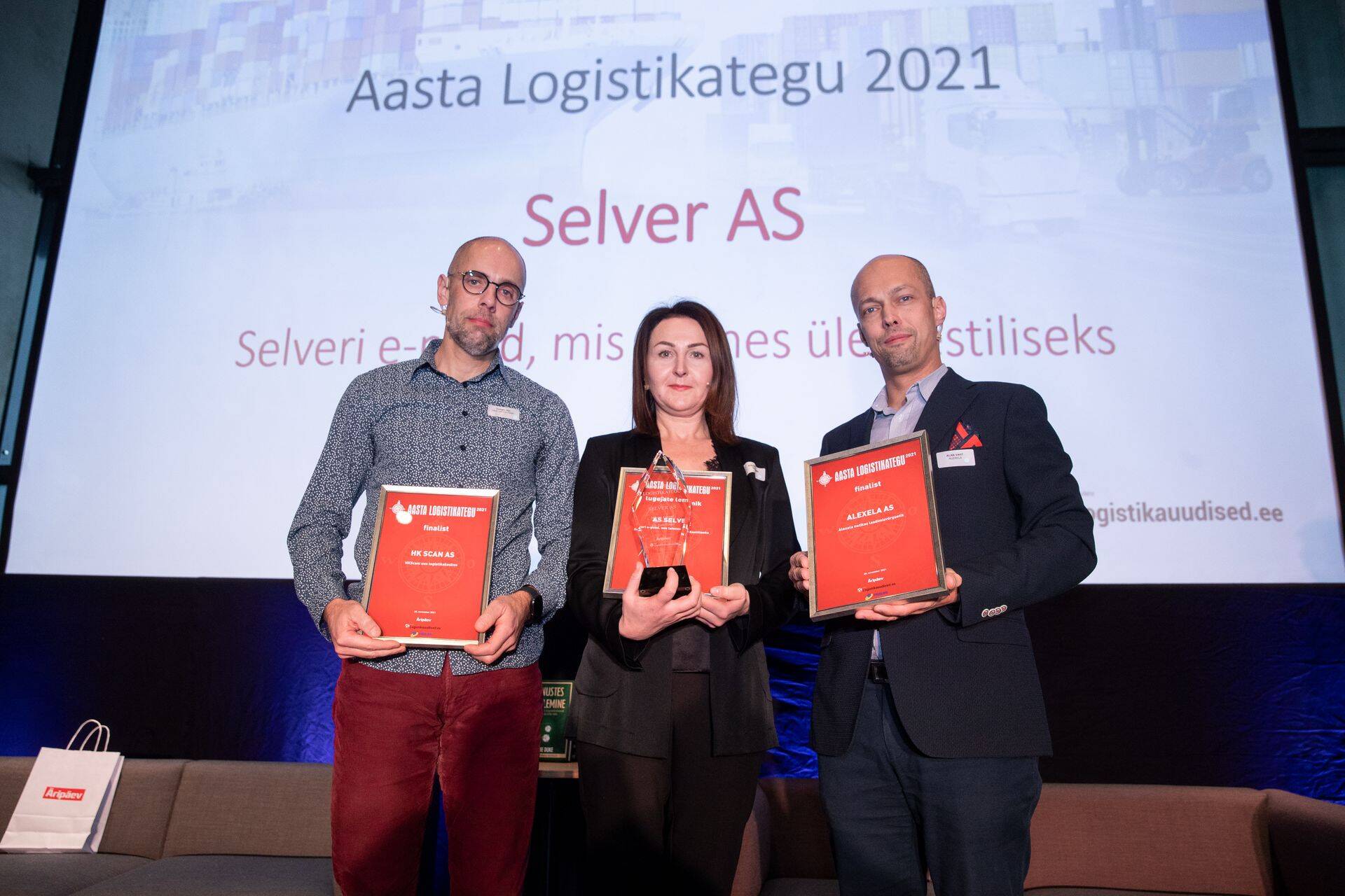 Aasta Logistikateo kolme finalisti esindajad: Tarmo Rei HKScanist, Kristi Lomp Selverist ja Alan Vaht Alexelast. Võitjaks ja lugejate lemmikuks pärjati AS Selver.