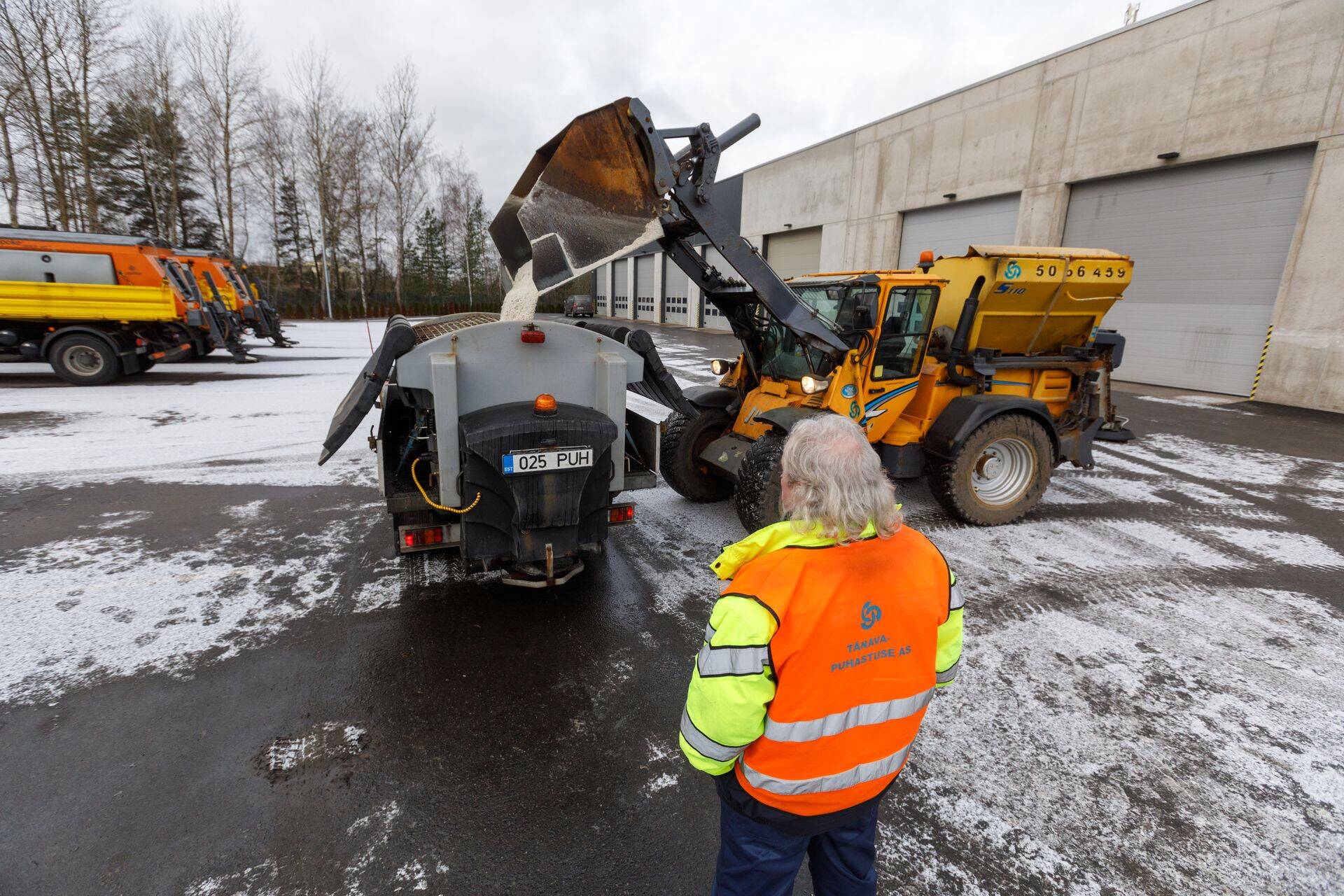 Mõned minutid tagasi sadas Tänavapuhastuse ASi õuele midagi lumesarnast ning tuli minna tänavaid soolatama.