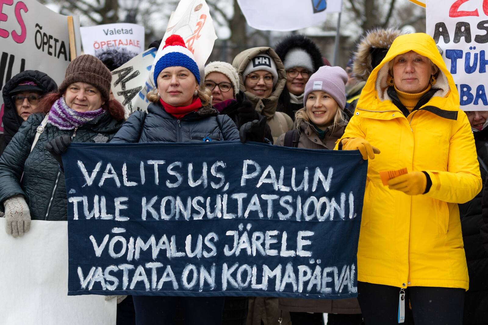 Streikivate õpetajate meeleavaldus Toompeal riigikogu ees 22. jaanuaril.