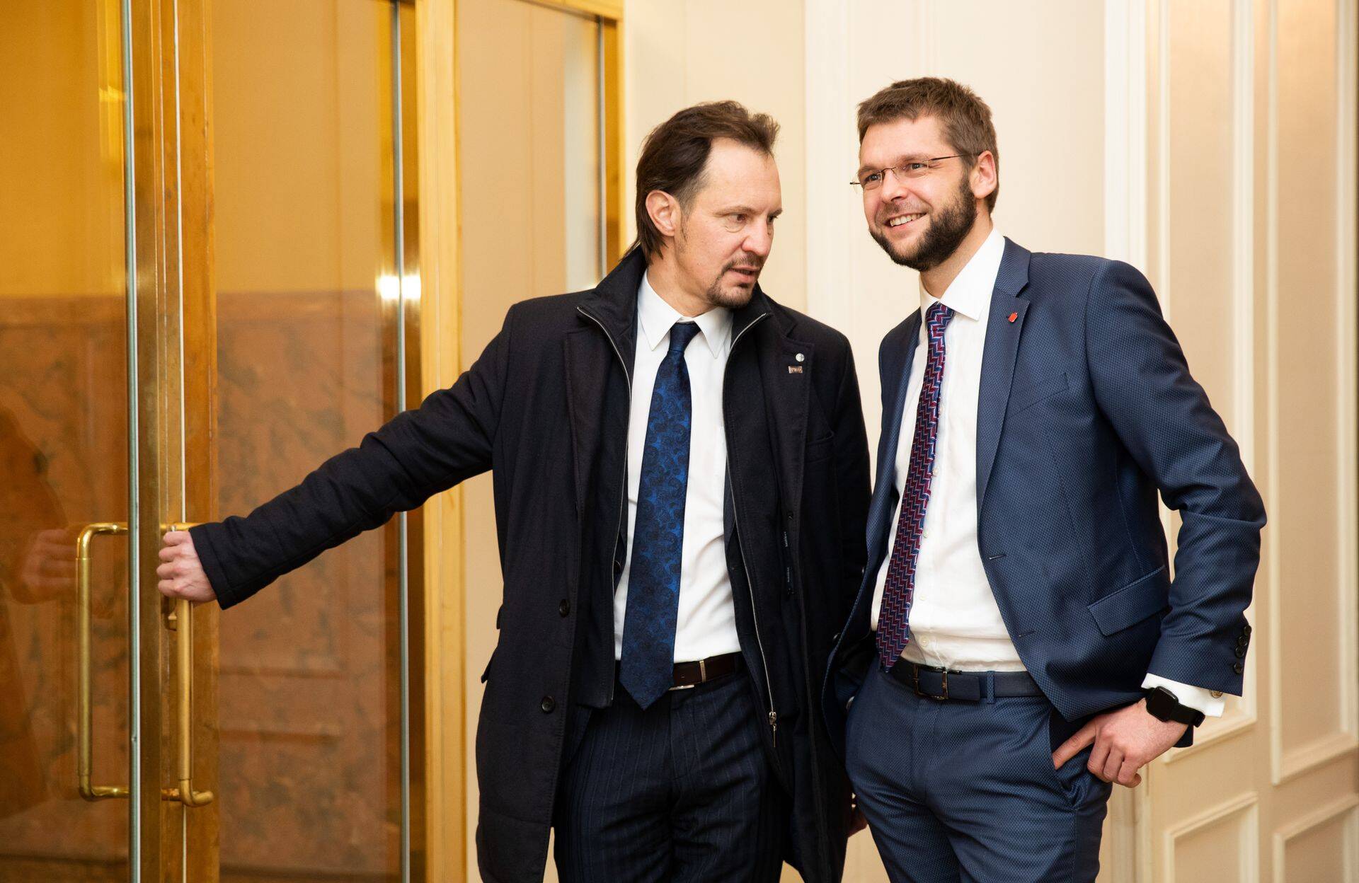 Sotsiaaldemokraatide juhiks kandideerimisest loobunud Jevgeni Ossinovskilt (paremal) võtab teatepulga üle Indrek Saar.
