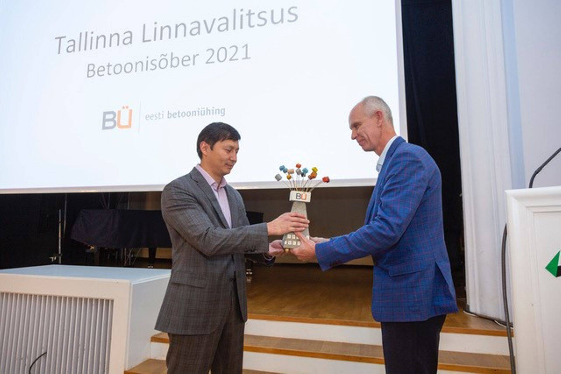 Eesti Betooniühingu juhatuse esimees Imre Leetma auhinda Tallinna linnapeale Mihhail Kõlvartile üle andmas.