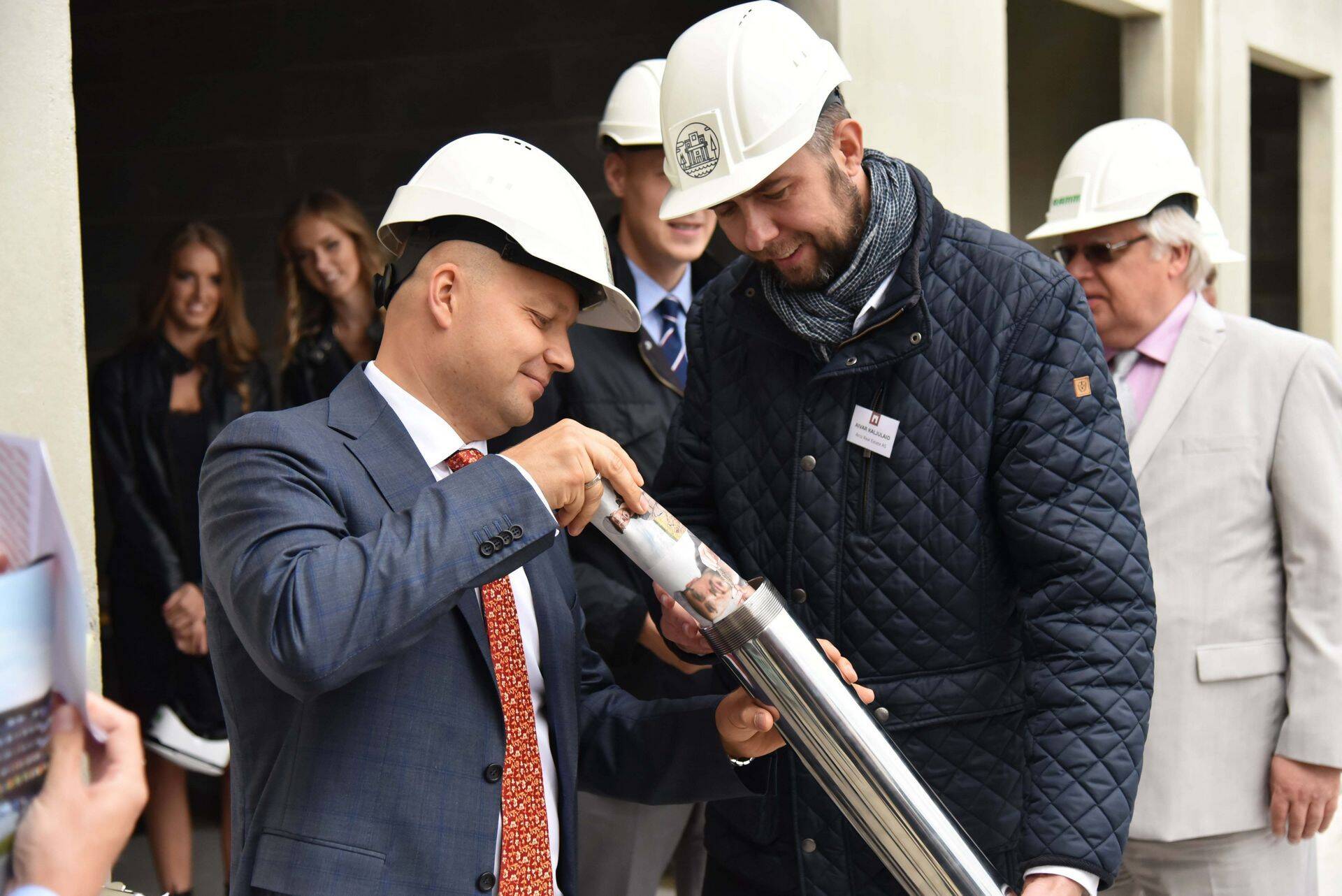 Arco Vara juht Tarmo Sild(vasakul) ning ettevõtte vanemmaakler Aivar Kalulaid nurgakivitseremoonial