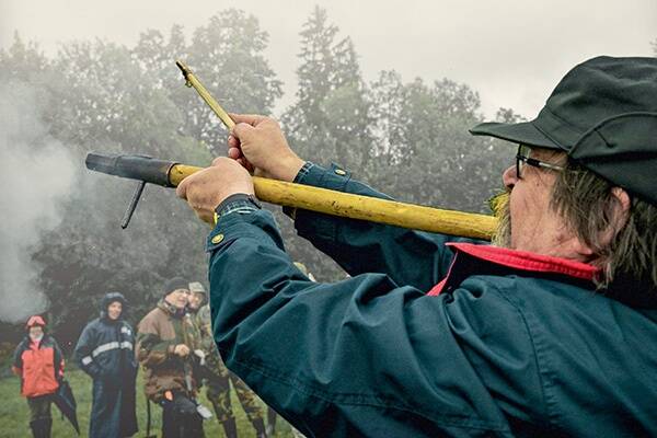 Arheoloog Osvald Saadre sattus 14. juulil 1955 Otepää linnuse väljakaevamistel leiule, mida kirjeldati nõnda: „Leid N1369: purustatud metalltoru. Malmtoru katkend. Üks 10 cm toru, üheksa väikest. Sinna juurde kuuluv raudklamber.“ © Erki Pärnaku / Õhtuleht / Scanpix