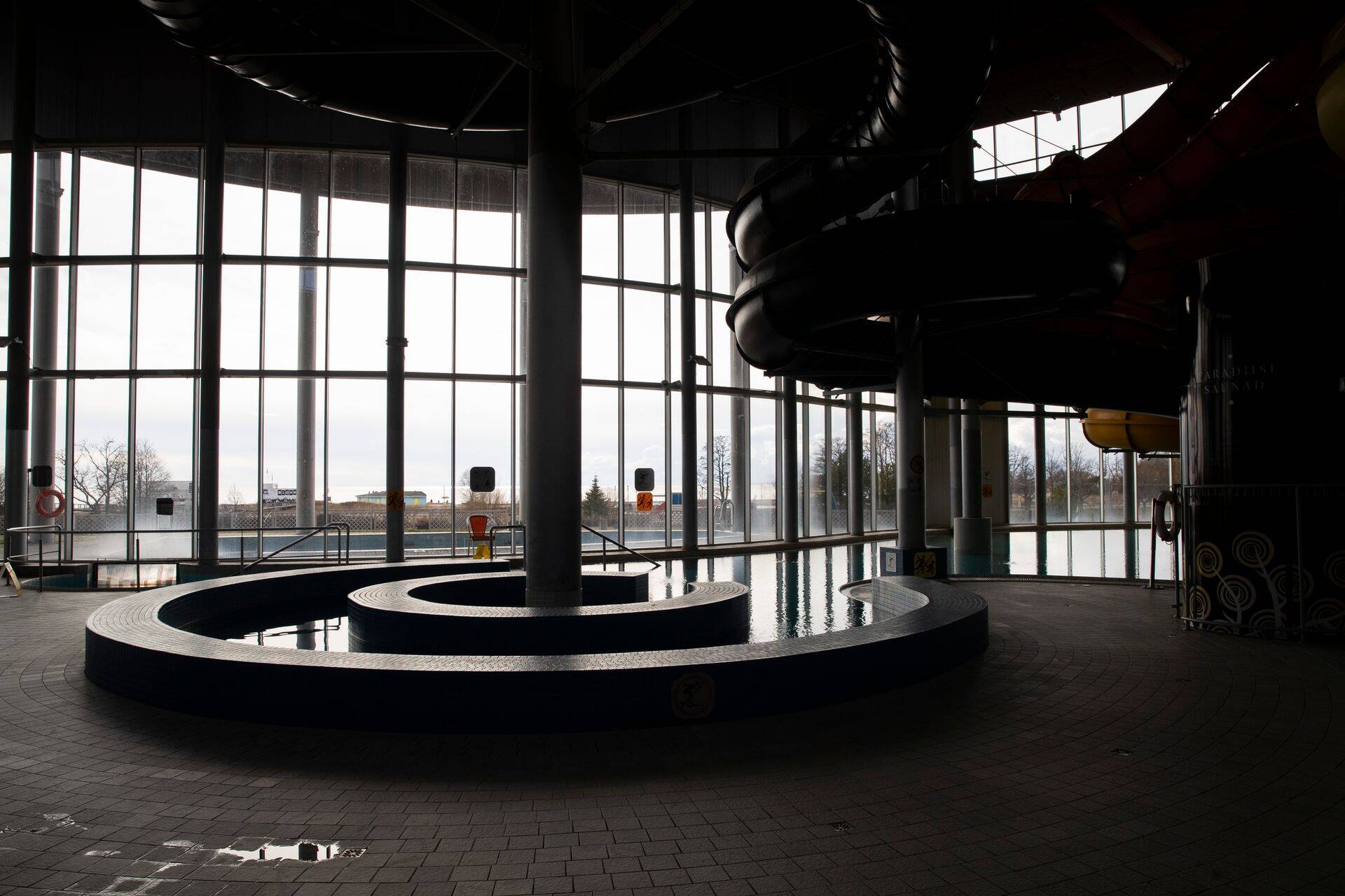 В общественных банях, СПА, бассейнах и водных центрах с понедельника находиться, как правило, нельзя.