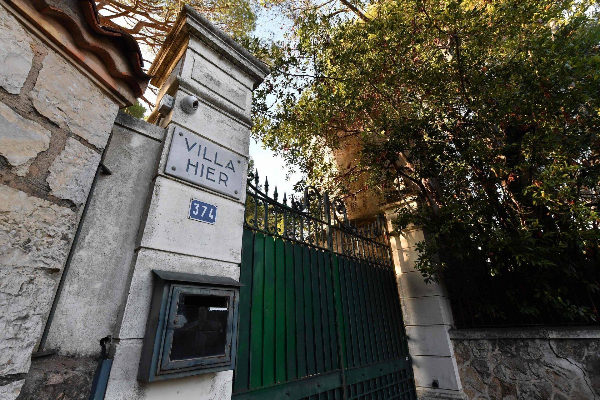 12 000ruutmeetrine villa Hier kuulub Prantsuse ametivõimude väitel Kerimovile, kuigi selle omanikuna on märgitud Šveitsist pärit pankur. Veebruaris villas läbiotsimisel leidsid uurijad tõendeid, et omanik on vene oligarh, näiteks leiti talle esitatud 580 000eurone remondiarve.