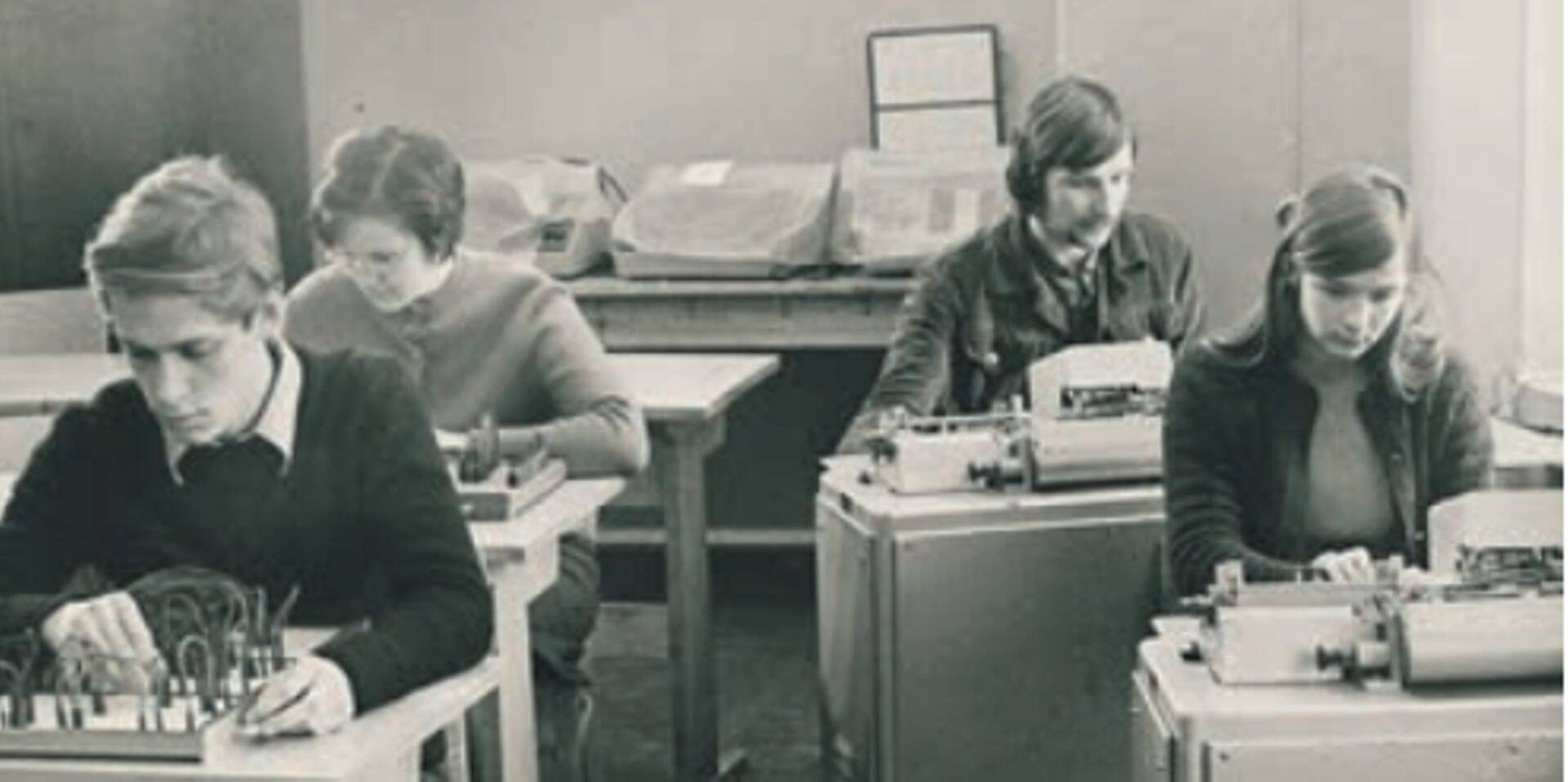 Majandusteaduskonna üliõpilased 1974. aastal laboratoorsetel töödel.