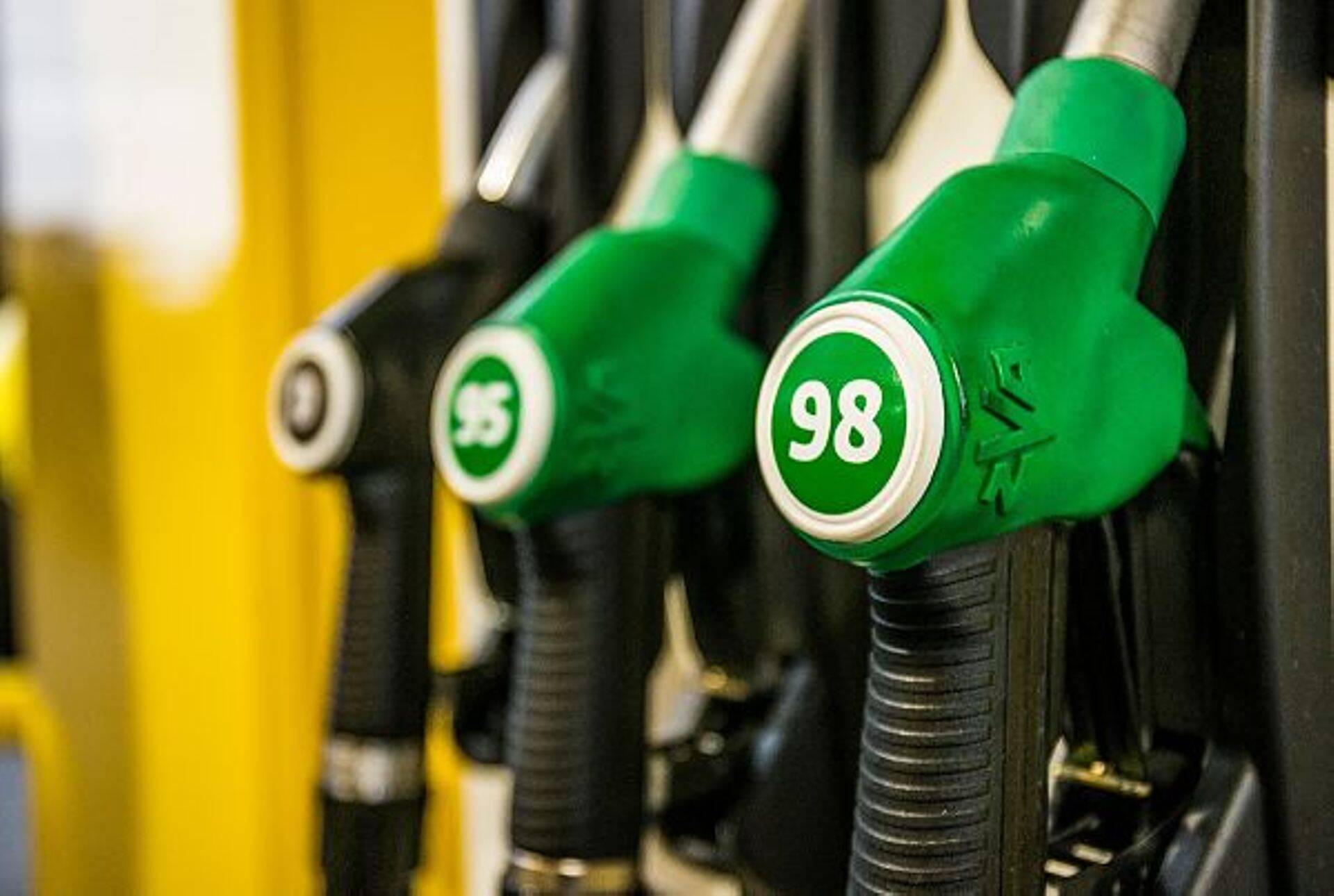 Pезко выросли объемы продаж моторного бензина 98