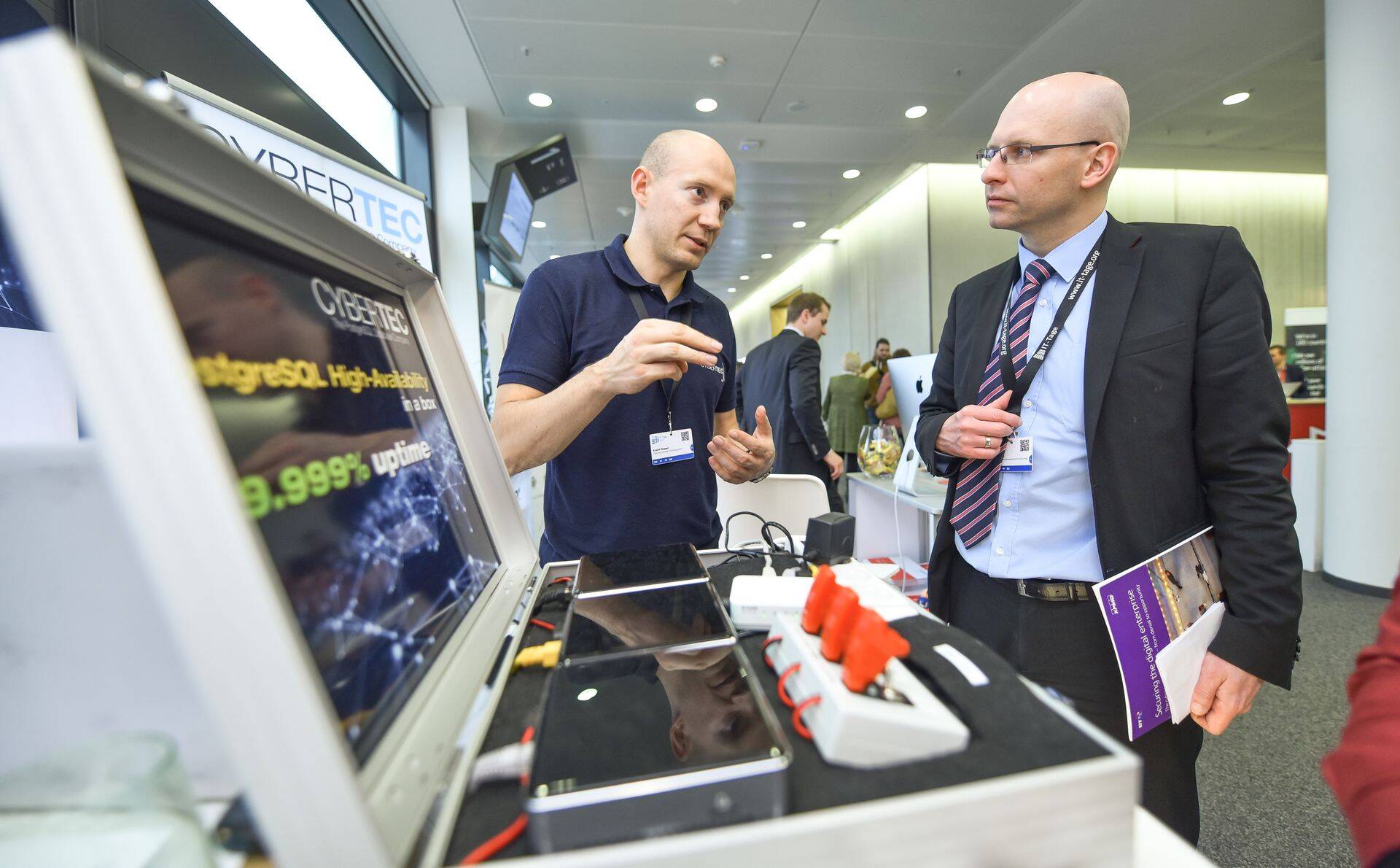 Cybertec Nordic OÜ juhatuse liige Kaarel Moppel (vasakul) andmebaaside kõrgkäideldavuslahendust demonstreerimas