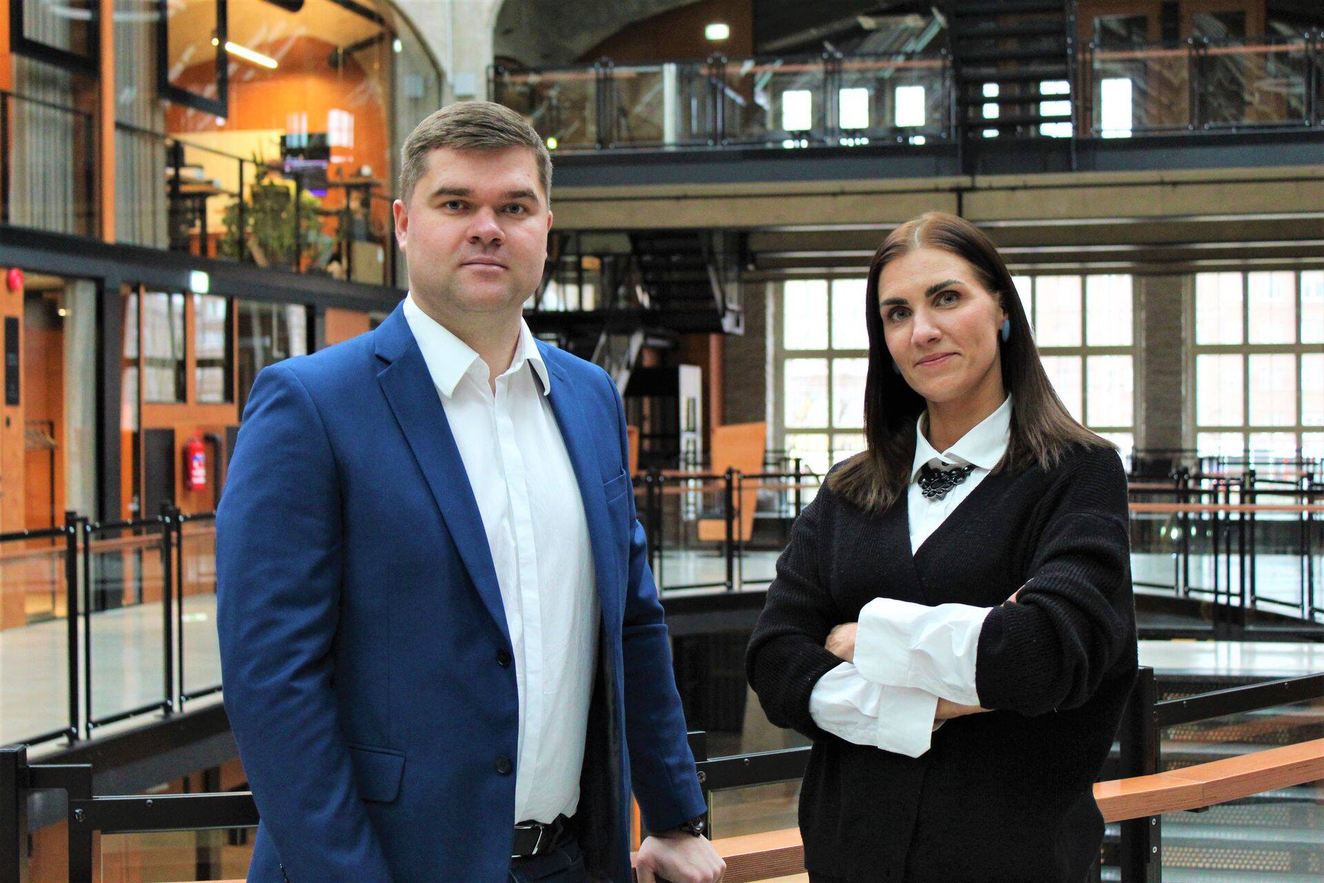 Enersense kõrgepinge ehitusjuht Ott Sillukse ja tugiteenuste üksuse juht Kadri Kiisel.