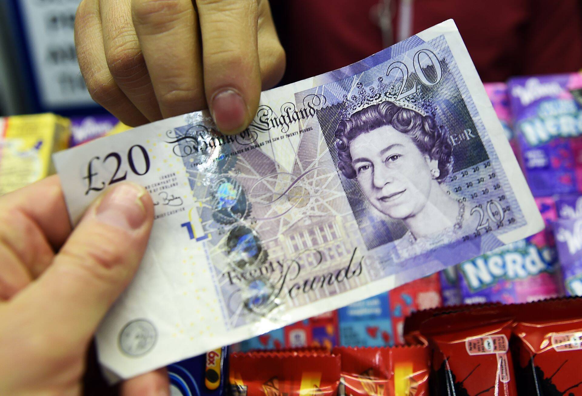 Briti naela kukkumine pani investorid ümber mõtlema.