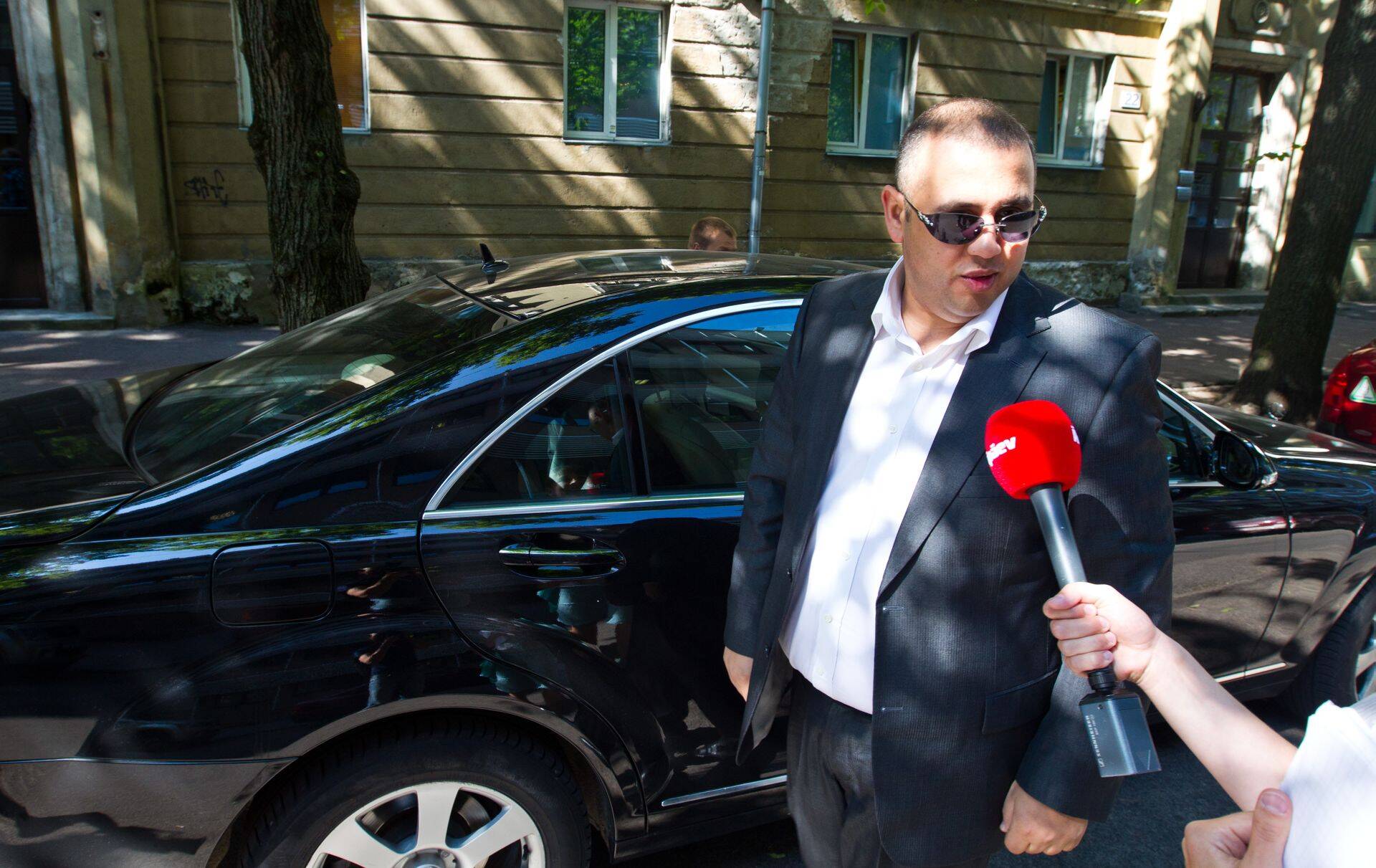 Viimati jäi kiirlaenuäri endise juhi Hando Hanschmidti poolvend Kristian Kesner koos luksusliku Mercedesega Äripäeva videokaamera ette 2011. aastal, kui käis Kentmanni kohtumajas võlausaldajate koosolekul.