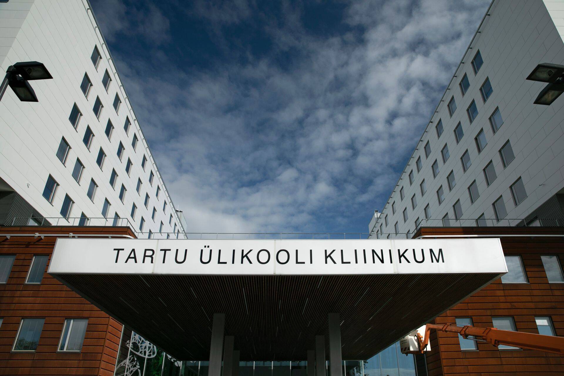 Järkjärguline töö algab tänasest kopsukliinikus, kõrvakliinikus, lastekliinikus, meestekliinikus, nahahaiguste kliinikus, psühhiaatriakliinikus ja spordimeditsiini ja taastusravi kliinikus.