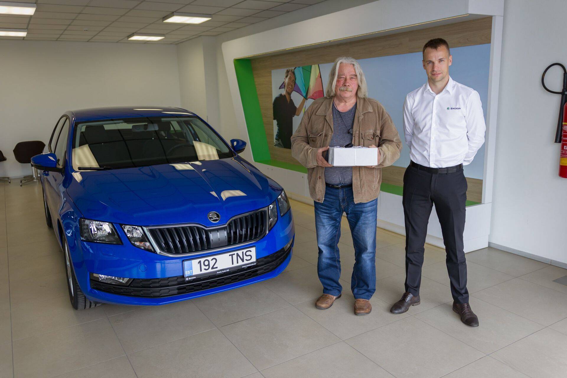 Škoda Octavia стал первым автомобилем, купленным в Эстонии по интернету. Покупатель, 71-летний житель Тарту Урмас Мяртин, мог и не приходить в автосалон, машина была бы доставлена к его дому, но в таком случае покупка обошлась бы ему на 250 евро дороже. Он решил сэкономить эти деньги.