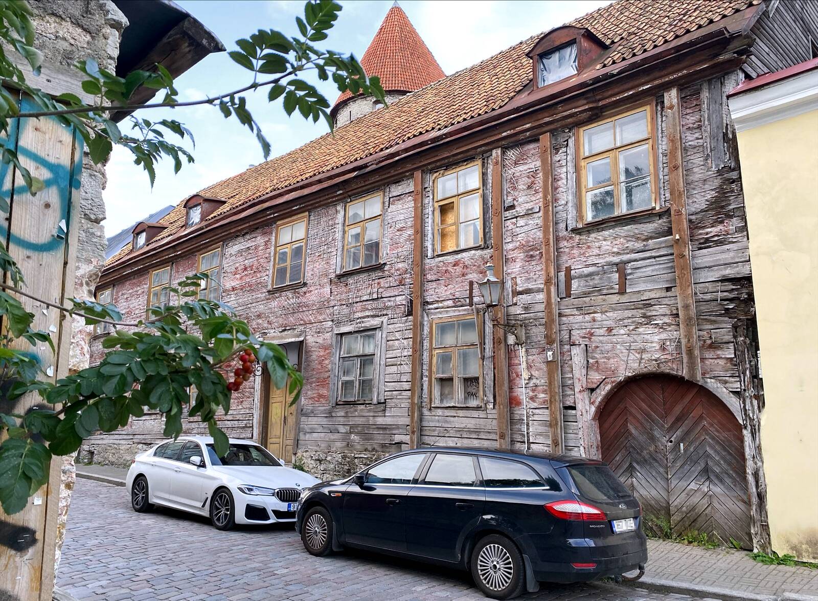 Отреставрировать здание хотят уже много лет.