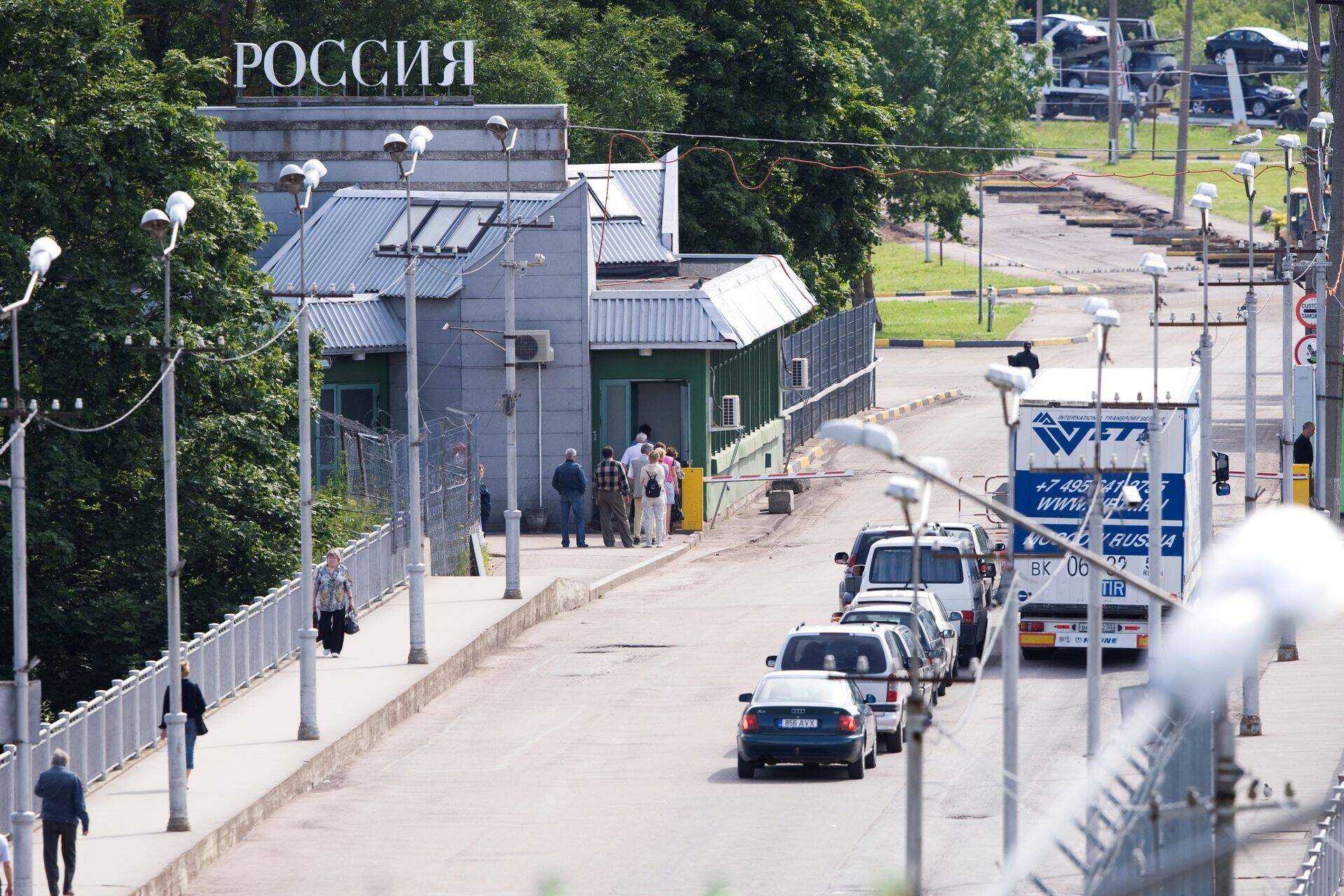 Эстонские пограничники пытаются облегчить жизнь ожидающим на нейтральной полосе. На всех погранпунктах движение через границу медленное. Фото иллюстративное.