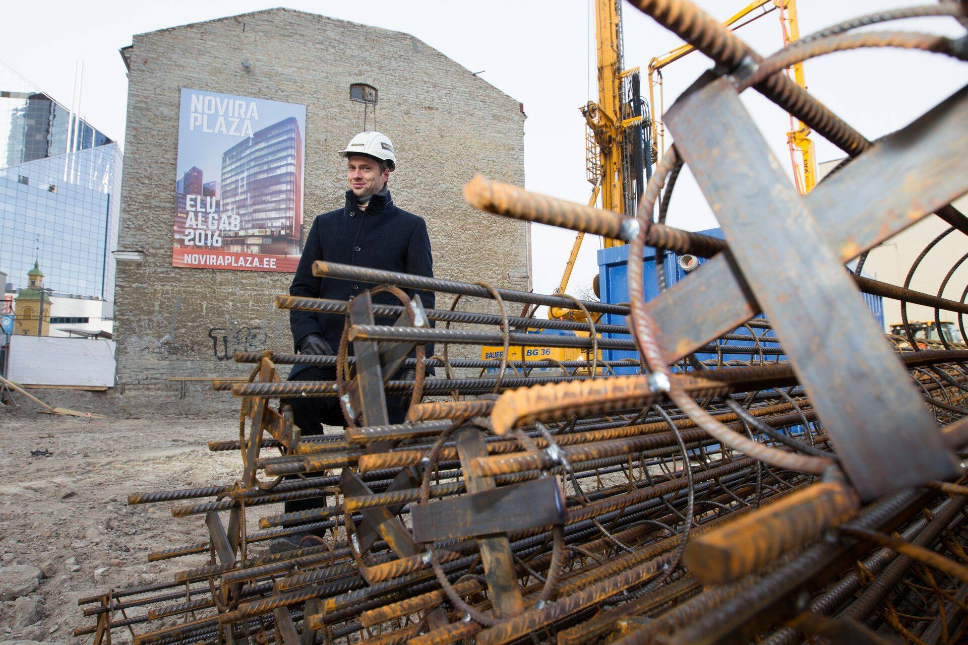 Kõrvalkrundil toimuva Novira Plaza ehituse tõttu tekkisid 2014. aastal praod Tartu mnt. 25 koolihoone viimistluskihtidesse. Fotol ehitustöid teostava Bauschmidt OÜ ehitusdirektor Martin Viilep.