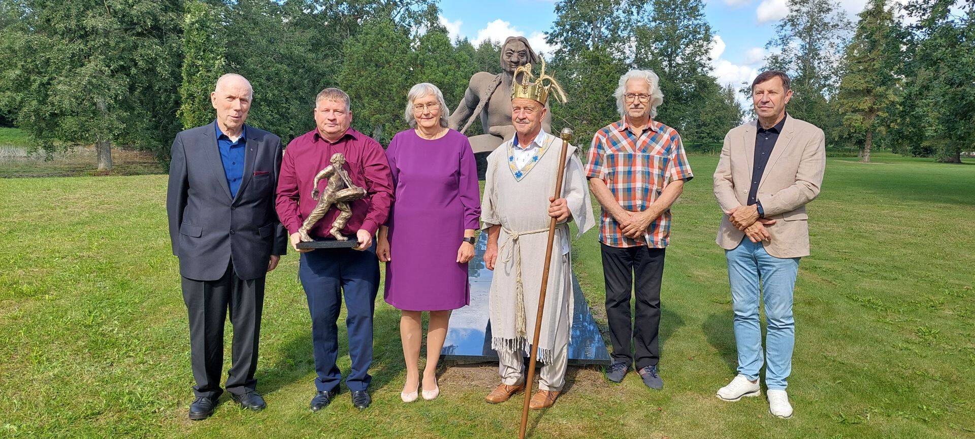 Tänavune parim rukkikülvaja on Õnne Sööt. Fotol on ta koos abikaasaga ning rukkiseltsi liikmete Tiit Kõuhkna, Hans Kruusamäe ja Margus Ameerikasega ning MTÜd Külvaja esindava Jüri Liebergiga.