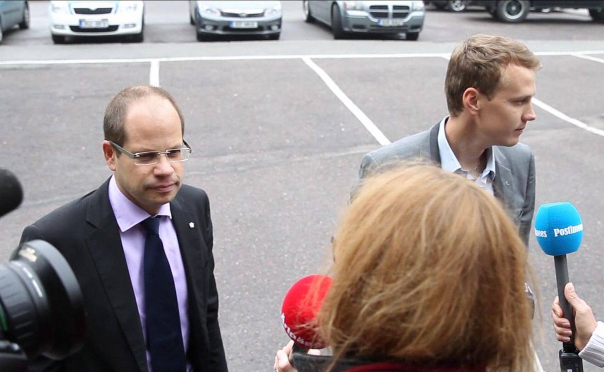 Keskerakondlased Lauri Laasi (vasakul) ja Priit Toobal mullu suvel Harju maakohtu ees.