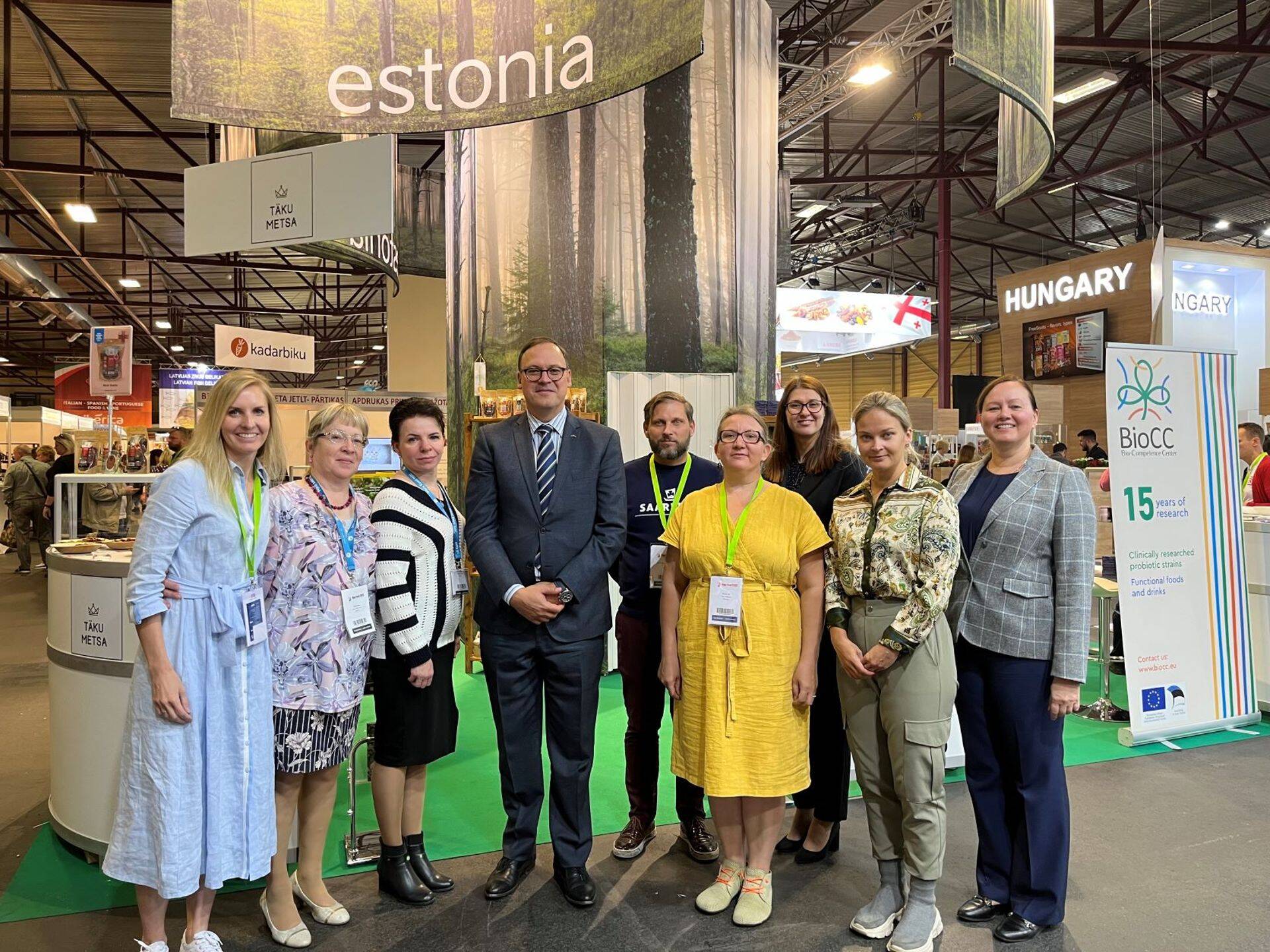 Fotol paremalt: Karmen Laus (Eesti saatkonna Lätis asejuht), Lisli Pak (Kadarbiku OÜ ostujuht), Signe Millere (Eesti saatkonna Lätis äri- ja investeeringute nõunik), Merle Rätsep (BioCC OÜ teadur), Gunnar Siiner (Saaremaa Lihatööstus OÜ müügidirektor, Eerik Marmei (Eesti suursaadik Lätis), Natalja Ivanova ja Nelly Vahtramaa (Remedyway OÜ), Kaie Laaneväli-Vinokurov (EPKK).