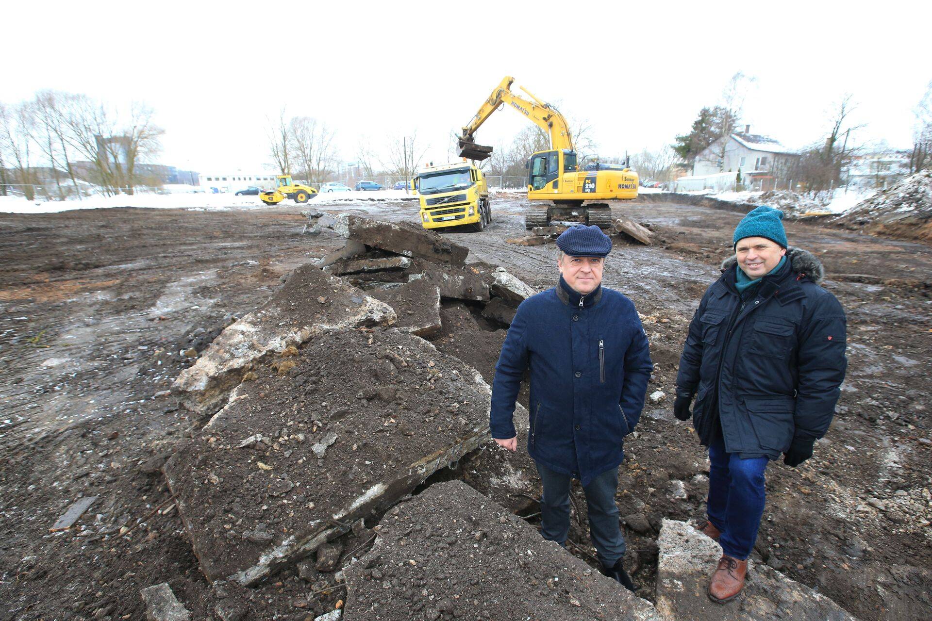 Arendajad Indrek Rentel ja Kalev Kase uue büroohoone krundil Tartus.